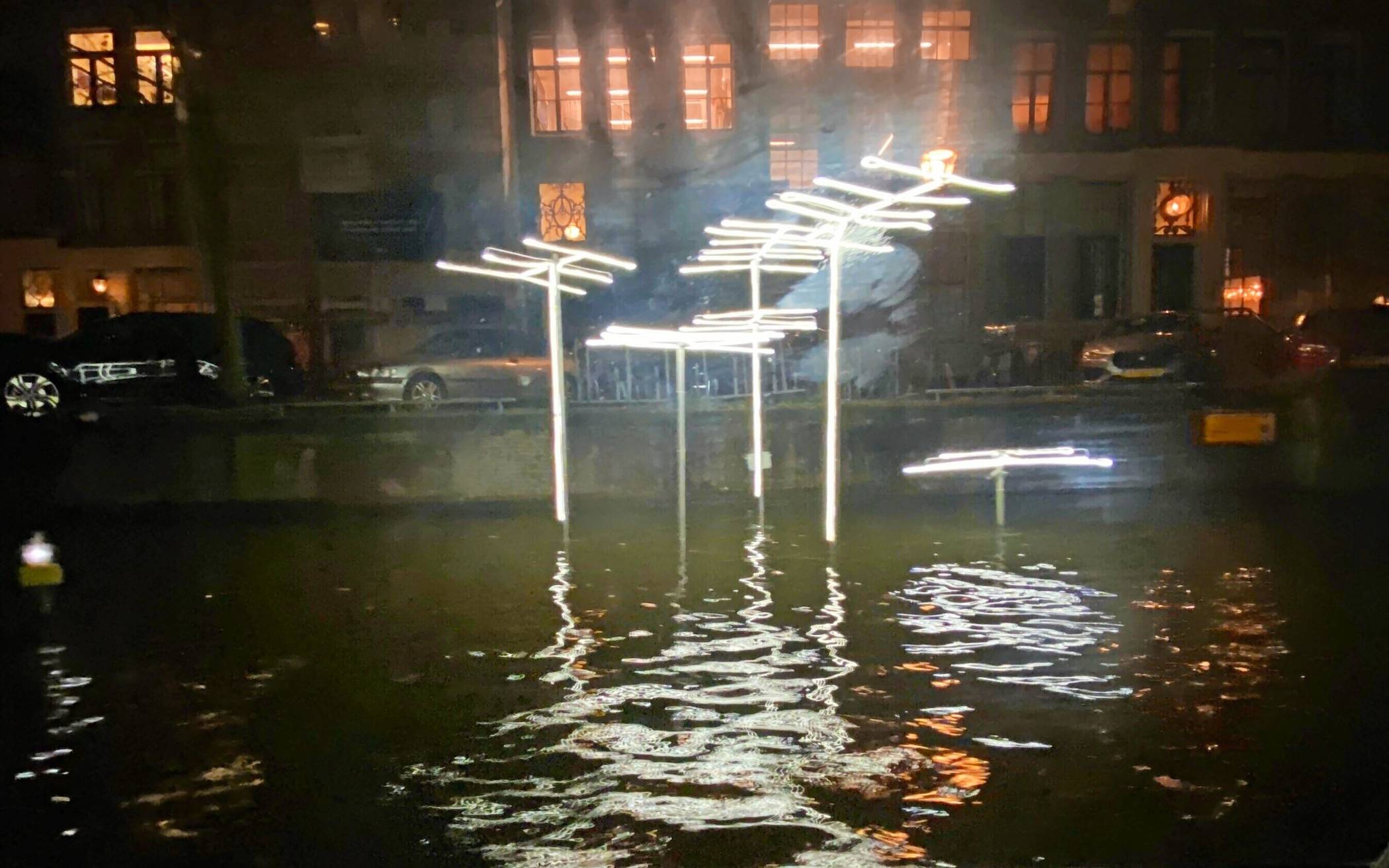 Eine Bootsfahrt durch die beleuchteten Grachten im Rahmen des Amsterdam Light Festivals gehörte zu den Höhepunkten der Kulturreise des Meerbuscher Kulturkreises in die Niederlande. 