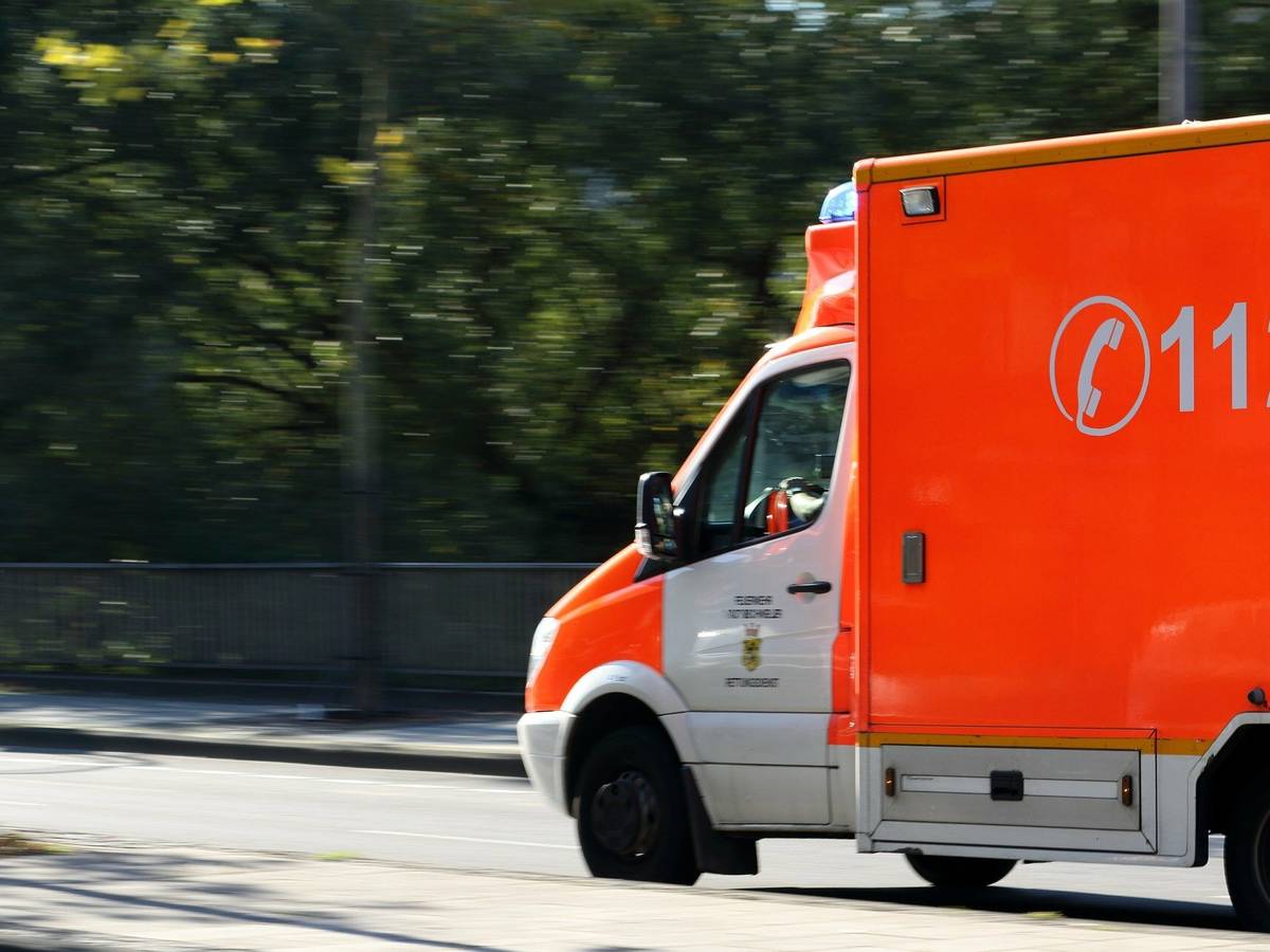 Tönisvorst: Linienbus prallt gegen einen Baum – mehrere Verletzte