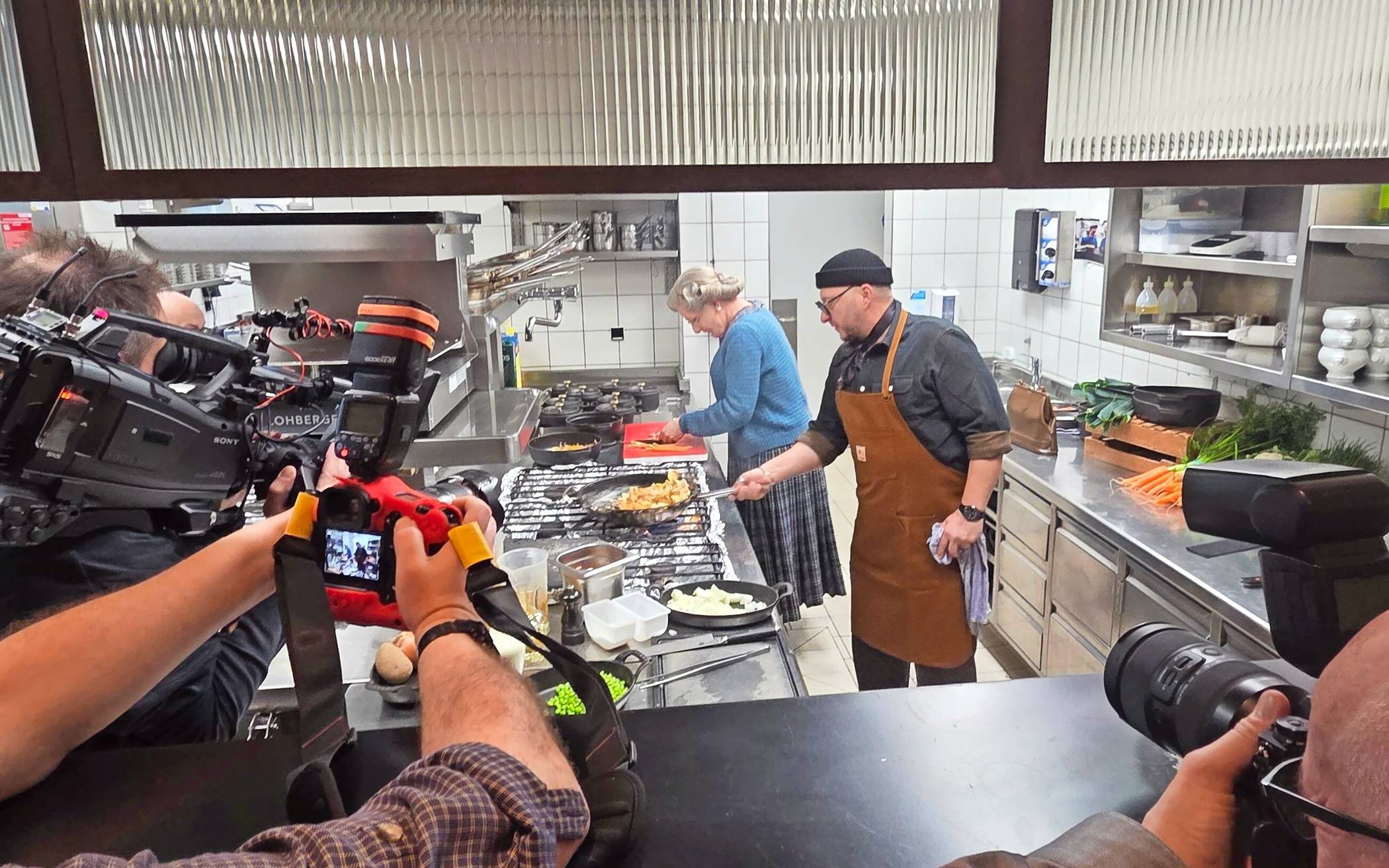  Haben zusammen gekocht und eine Tanzeinlage gab es auch noch: Food-Experte und Koch Sebastian Lege und Mrs. Doubtfire (hier gespielt von Dustin Smailes). 