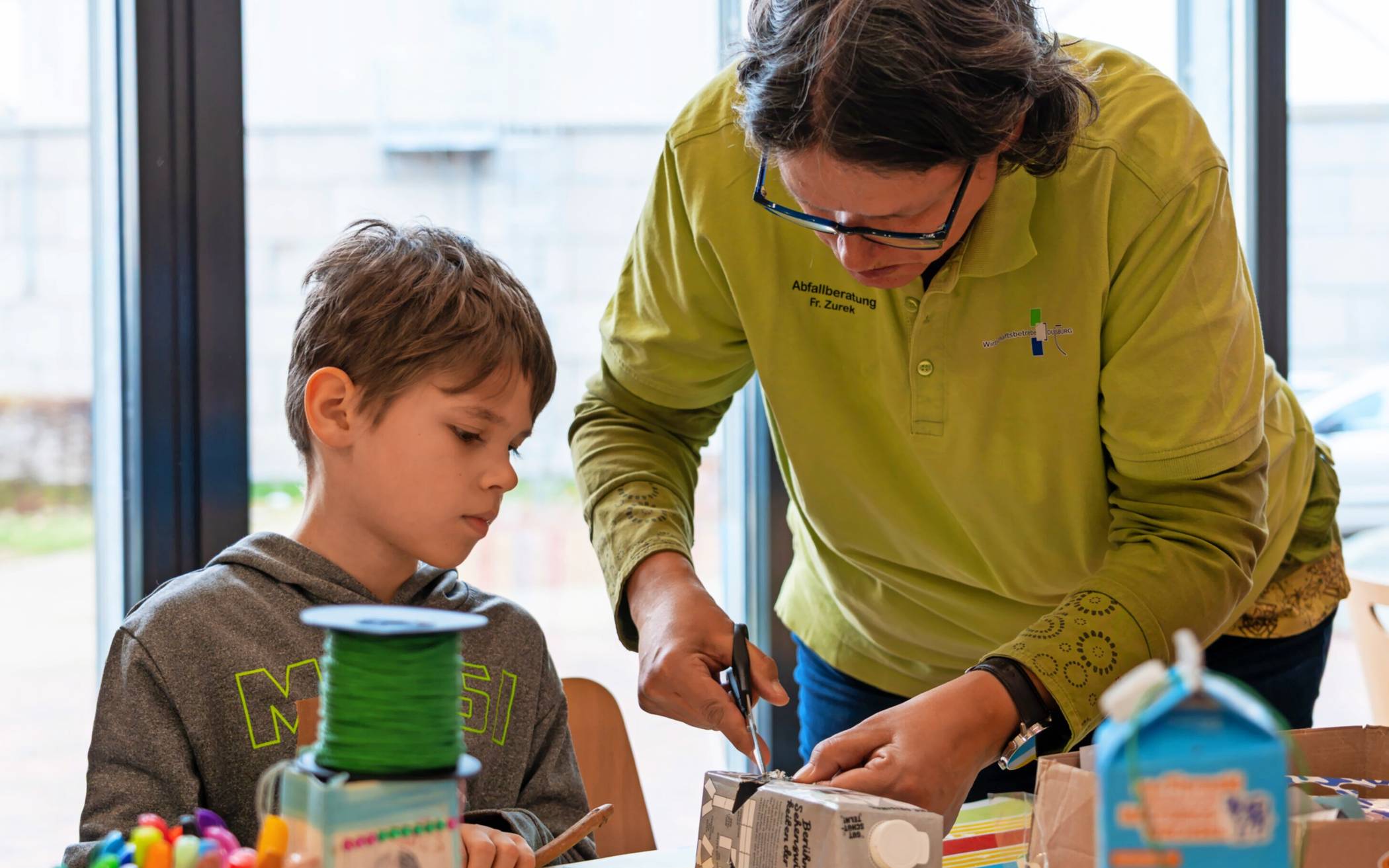  Abfallberatung im Einsatz: Aus Tetrapacks wurden Vogelhäuser. 