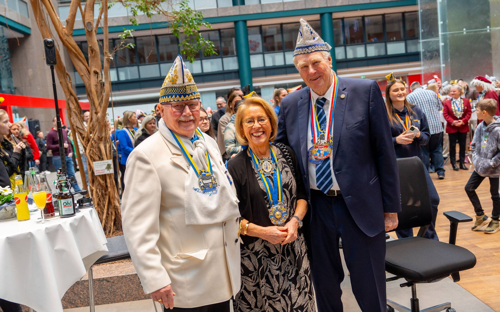 Ex-Prinz Hans-Peter Jansen mit Ehrenoberbürgermeisterin Monika Bartsch und dem...