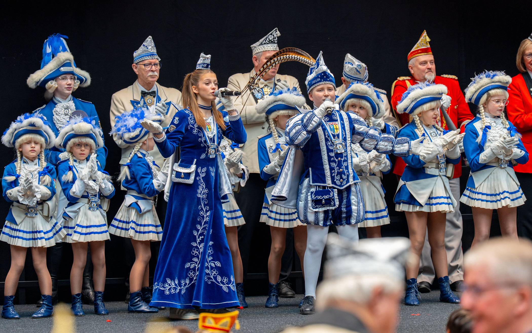 Das Kinderprinzenpaar Luis I. und Annick I. mit seiner Garde. Gesang und Tanz wie immer...
