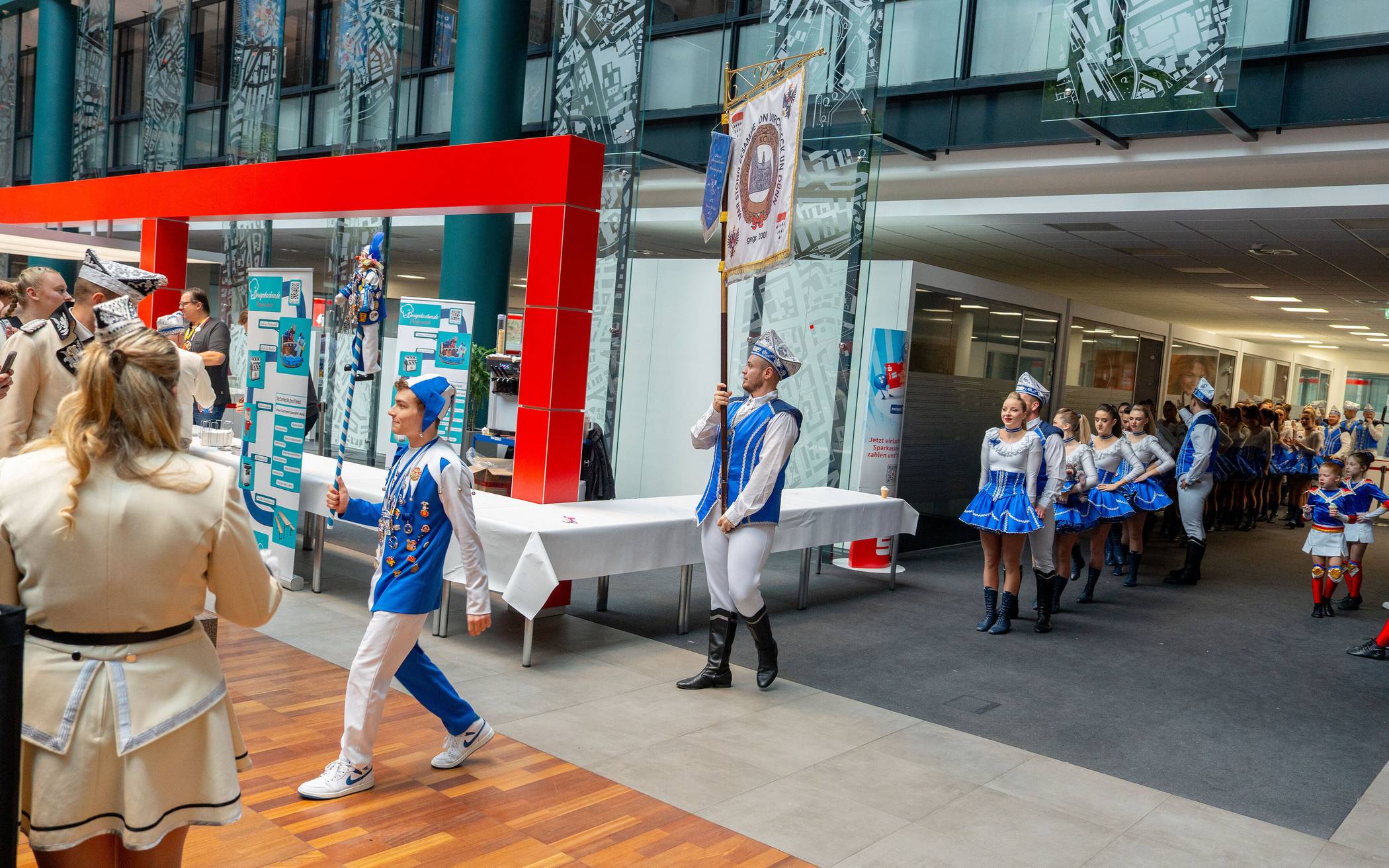 Die KG Immer lustig Holt hatte noch eine ganz besondere Überraschung für das...