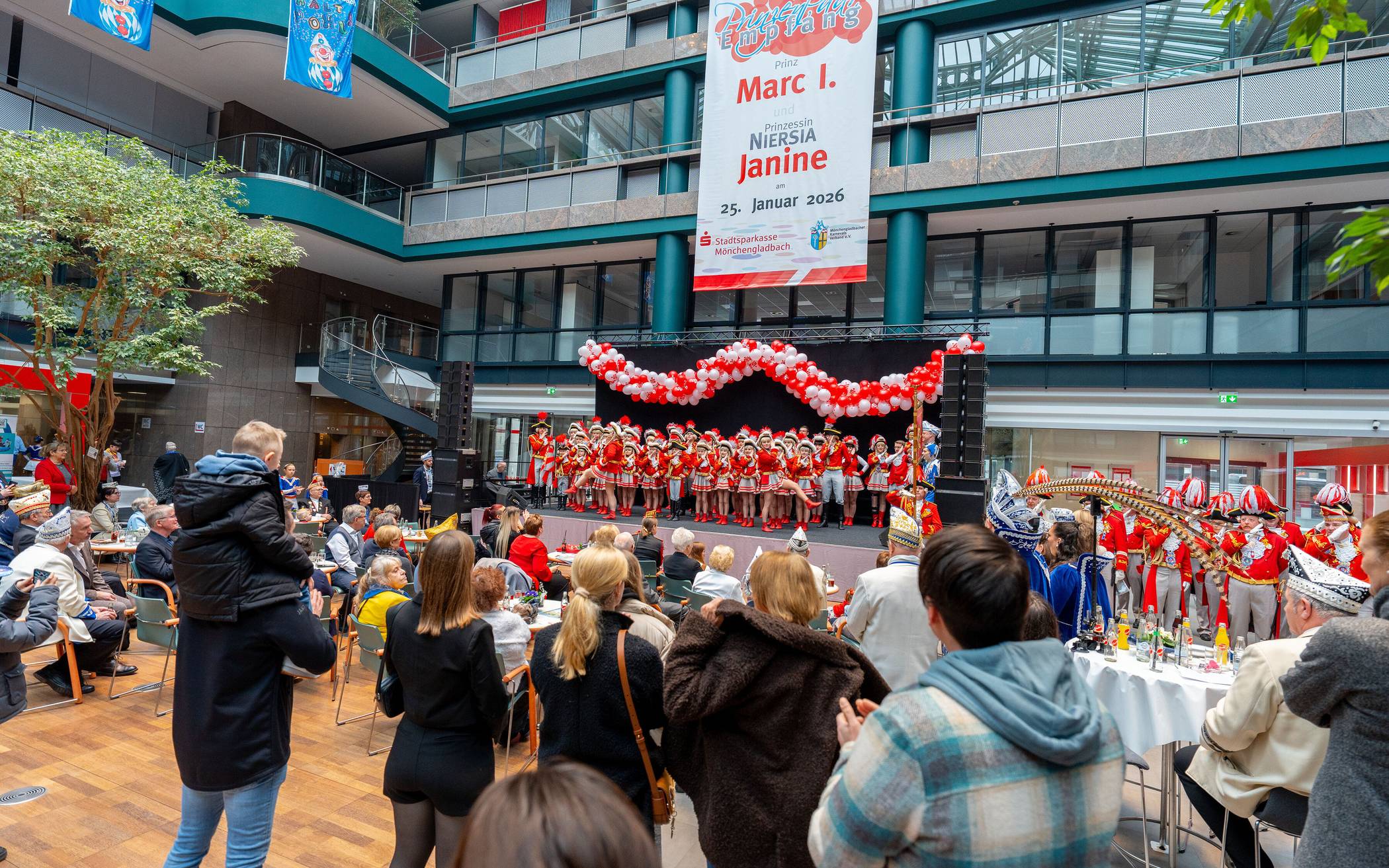 Auch die Darbietungen der Mönchengladbacher Prinzengarde begeisterten das...