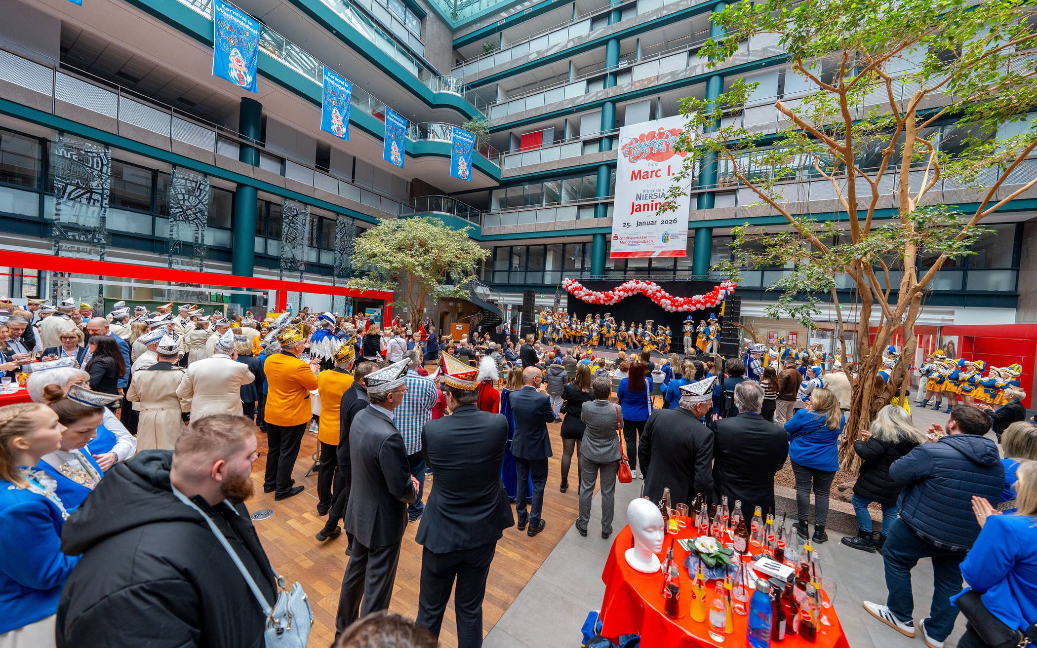 Prinz Marc I. und Prinzessin Janine machen munter
