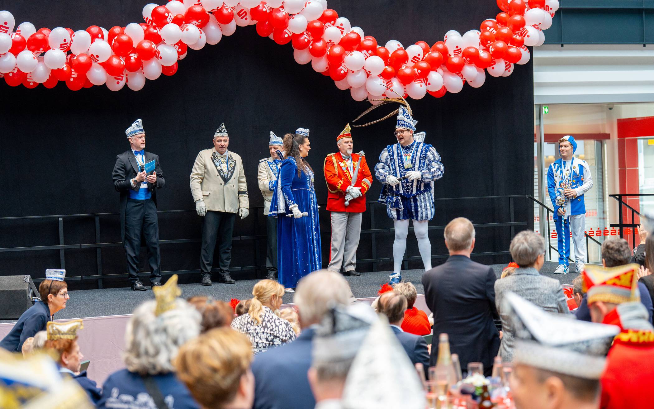 Das Prinzenpaar mit Hofstaat. Prinz Marc I. wie immer gut drauf, für Prinzessin Niersia...