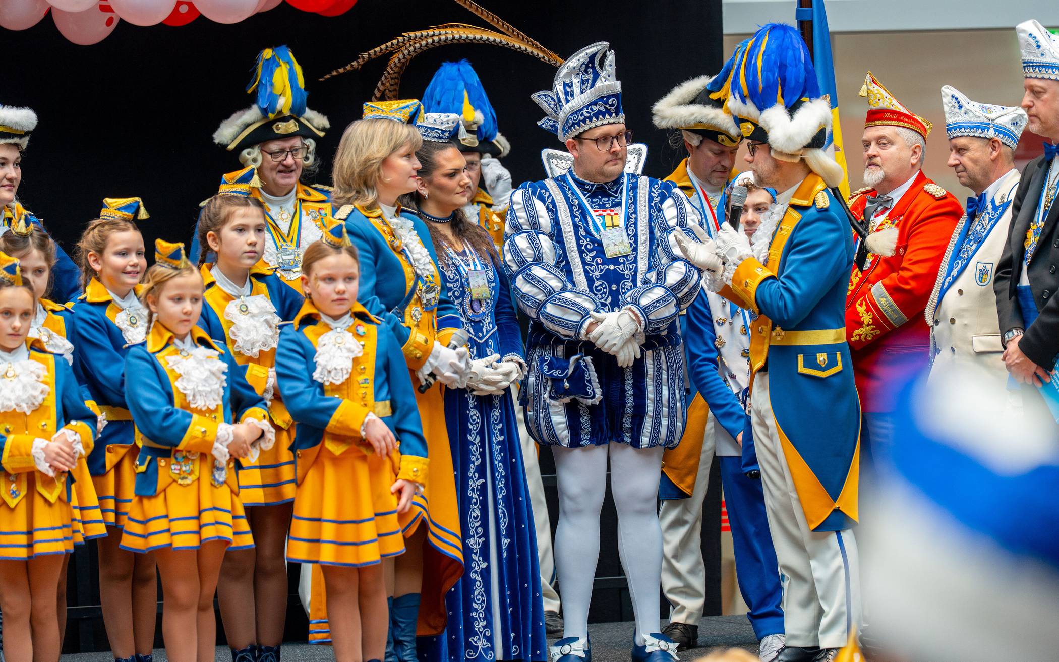 OB Felix Heinrichs mit seiner Garde, den Gelb-Blauen Funken der Stadt...