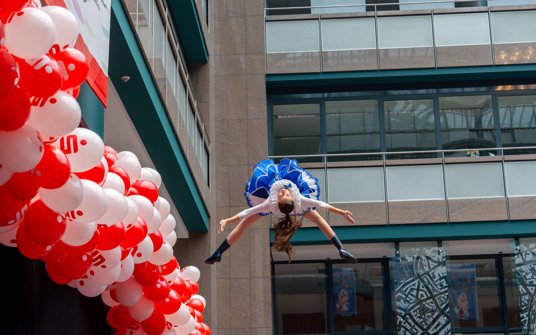 Bei den Rheinveilchen, Ehrentanzcorps der KG Immer lustig Holt, geht es hoch...