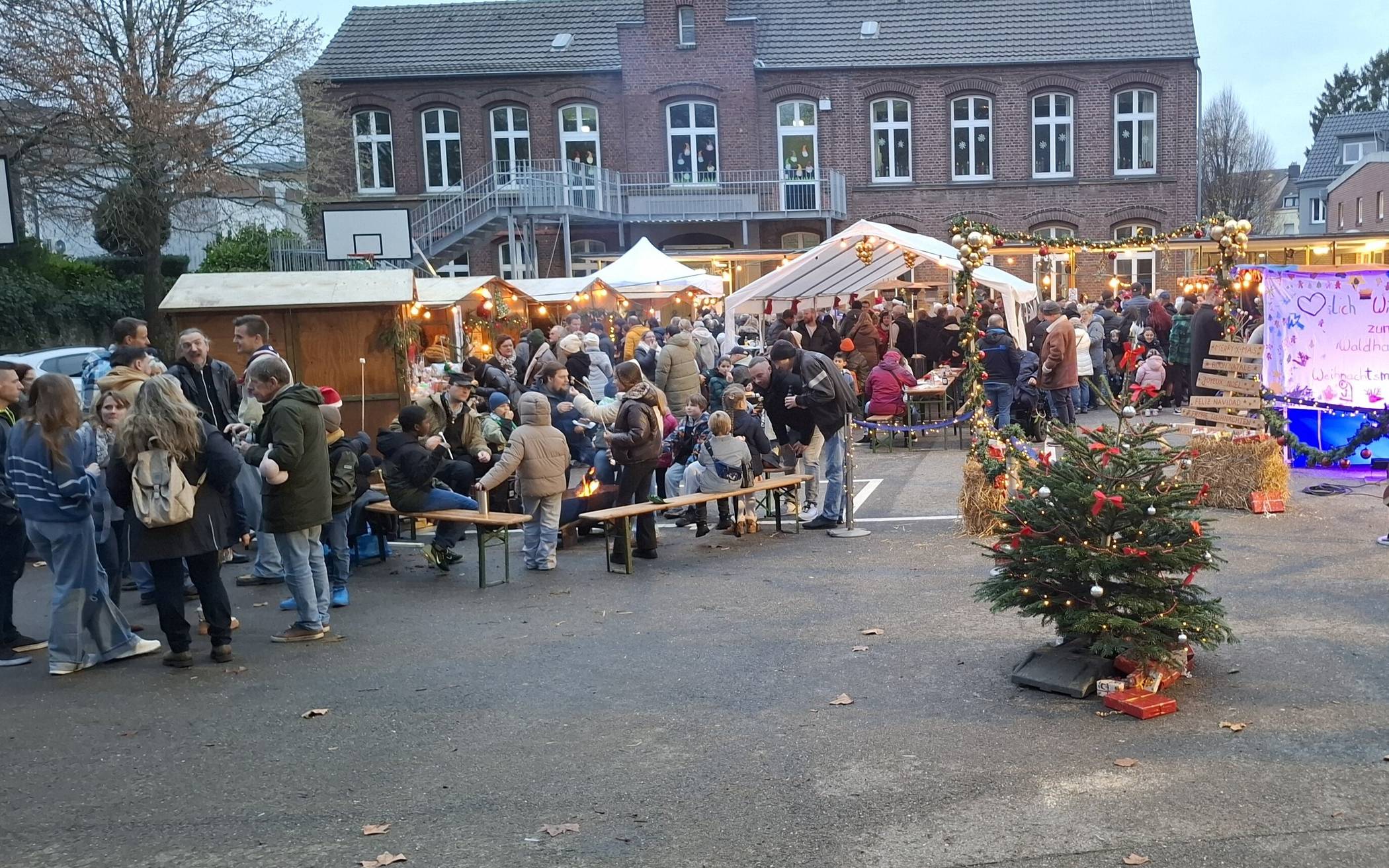  Die Bruderschaft St. Sebastianus und St. Vitus, Obergeburth Waldhausen e.V. schließt das Jahr traditionell mit dem Waldhausener Weihnachtsmarkt ab. 