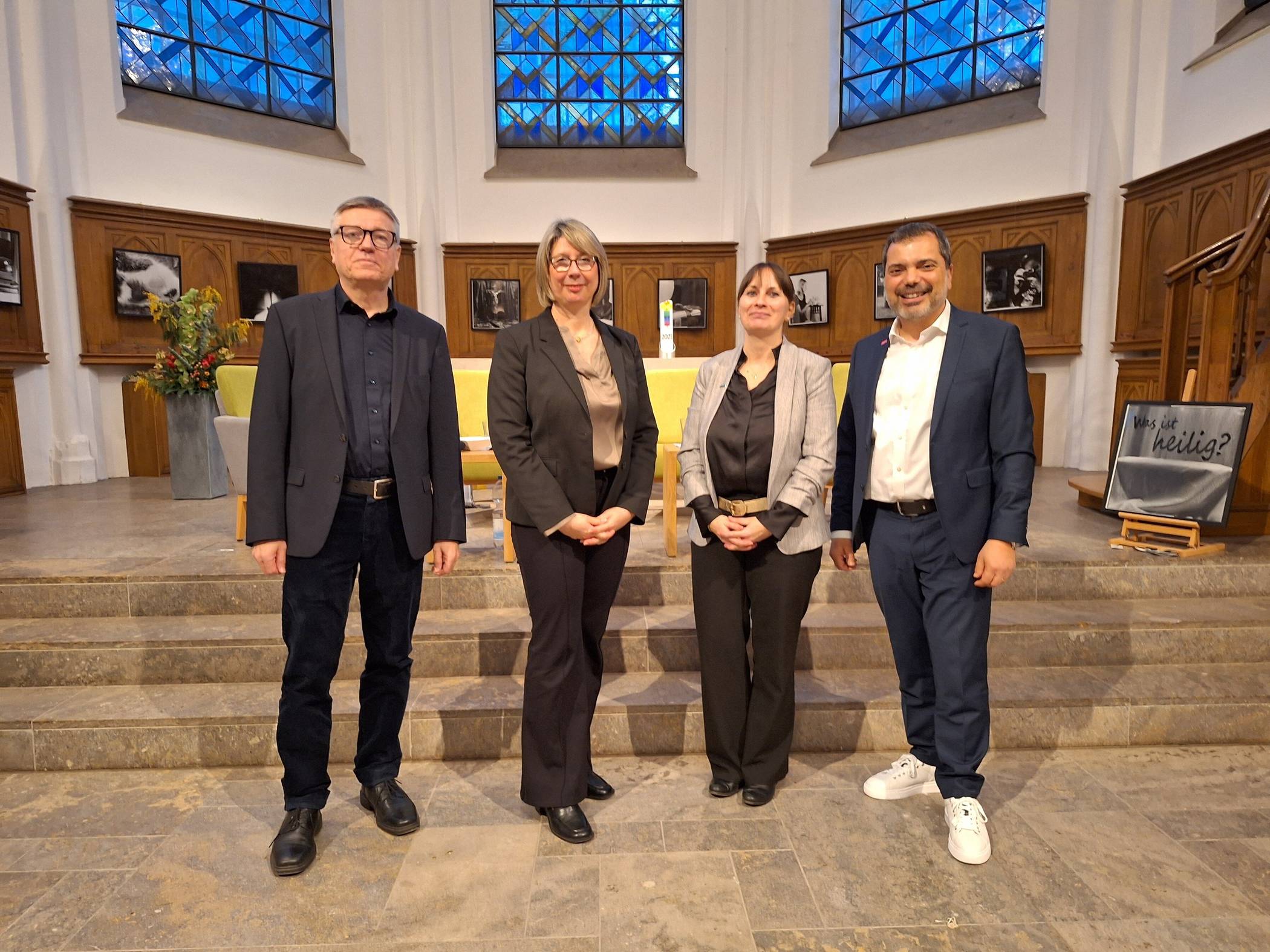 Sprachen in der Stadtkirche über die wirtschaftliche Situation und die Sorgen vieler Menschen (v.l.n.r.): Moderator Dr. Claus Hagemann, Sandra Jungmaier, Nina Kemmerich und Giovanni Malaponti. 