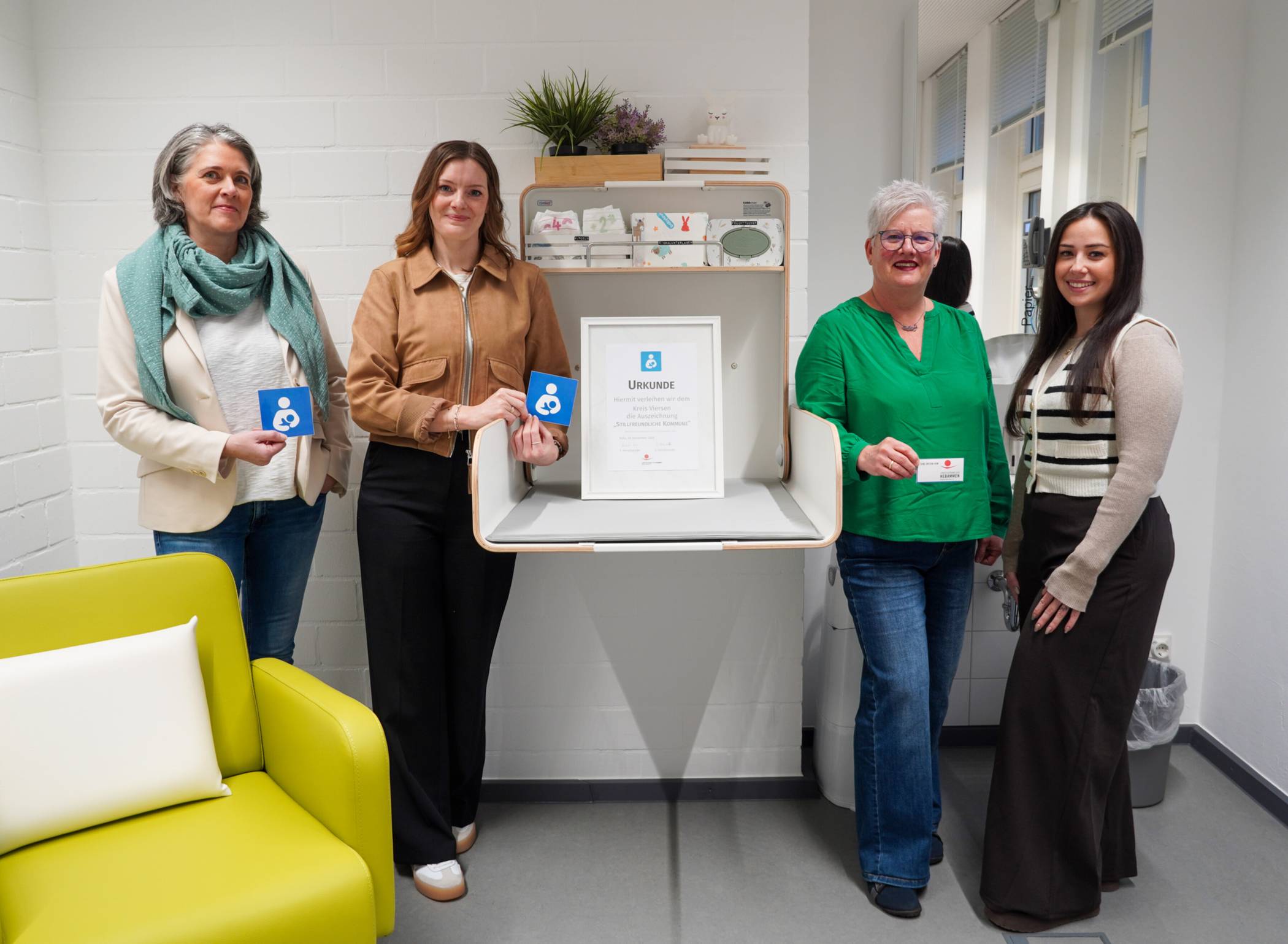 v.l.: Silke Polmans (Gleichstellungsbeauftrage des Kreises Viersen), Marie-Christin Dieser (Geschäftsführung Kommunale Gesundheitskonferenz Kreis Viersen), Bernadette Nopper (Kreissprecherin des Landesverbandes der Hebammen Nordrhein-Westfalen) und Gina Dohmen (Frühe Hilfen Kreis Viersen) im neuen Still- und Wickelraum im Kreishaus. 