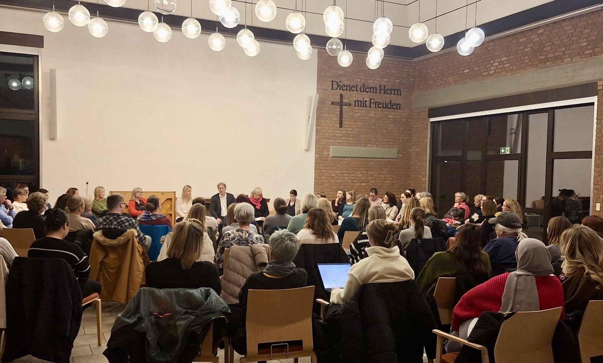  Beim Dialog über das Kinderbildungsgesetz (KIBIZ): die Mönchengladbacher Landtagsabgeordneten Vanessa Odermatt und Jochen Klenner und die Vorsitzende des Jugendhilfeausschusses, Christiane Sörgel. 