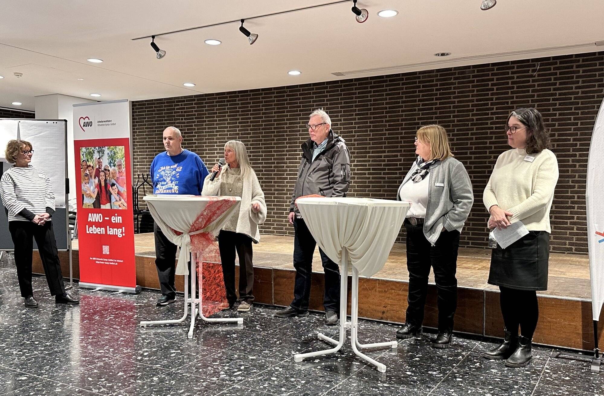  Regina Wortmann (Caritasverband), Gustav Reuter, Sabine Holfert und Günther Reit (alle ZWAR-Gruppe Niersenbruch), Jeannette Fritz (Stadt) und Alice Püplichhuisen (Caritasverband) 