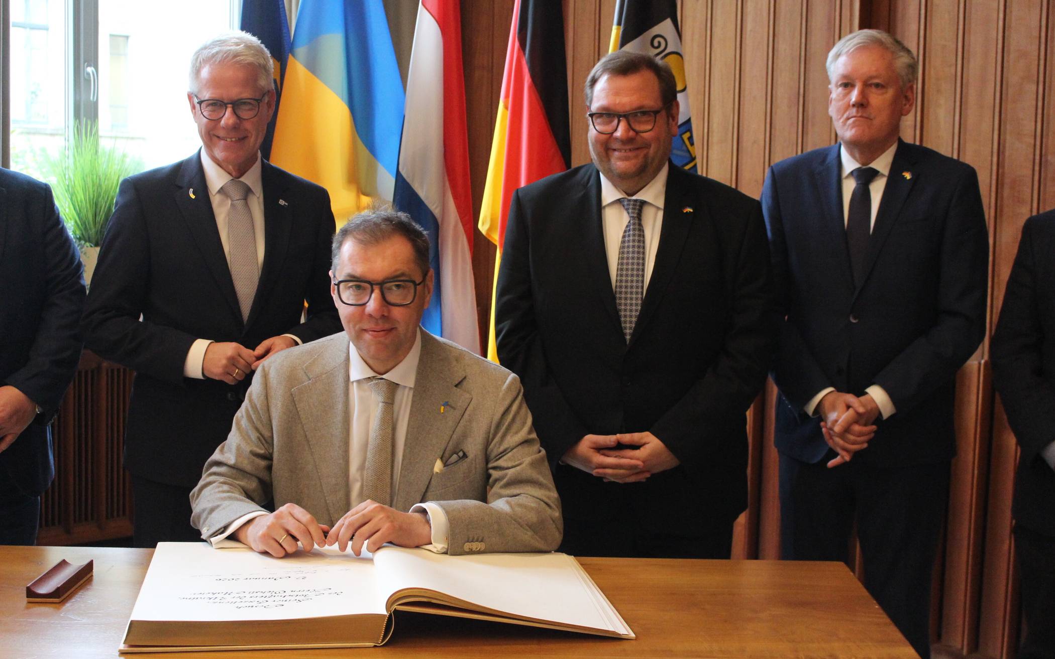 Eintrag: Botschafter Oleksii Makeiev trägt sich