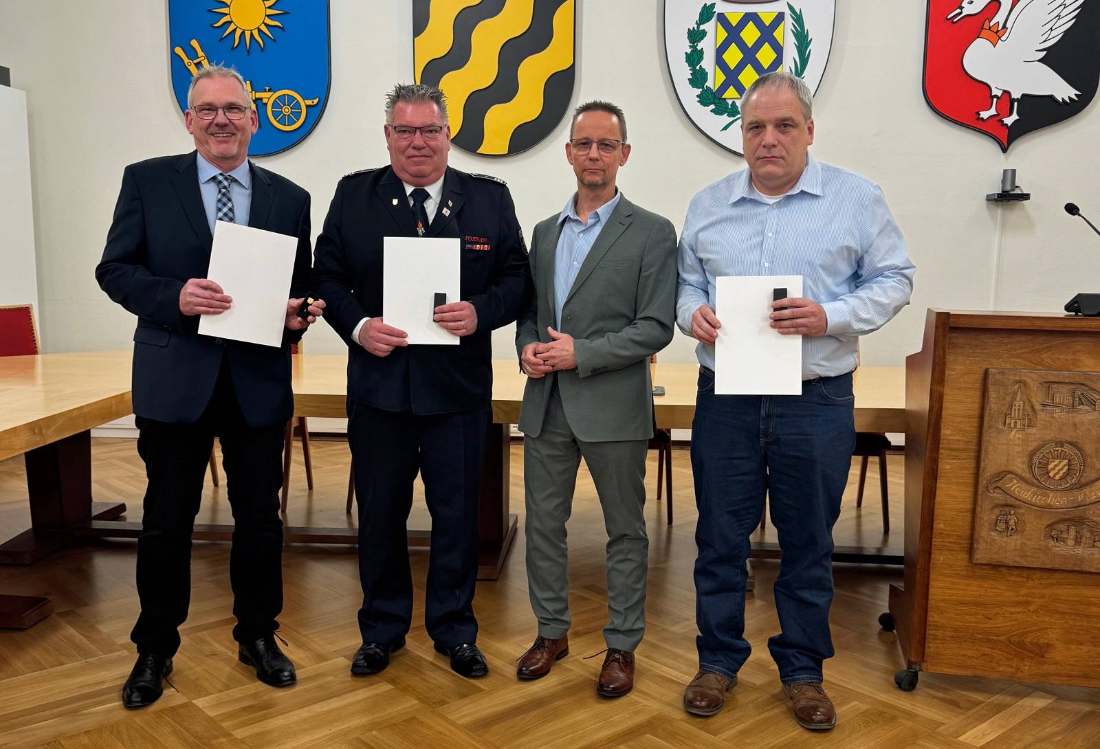 Bürgermeister Dirk Schauenberg (2.v.r.) überreichte die Ehrennadel an (v.l.) Holger Teller, Markus Heimberg und Christian Müllerhöltgen.