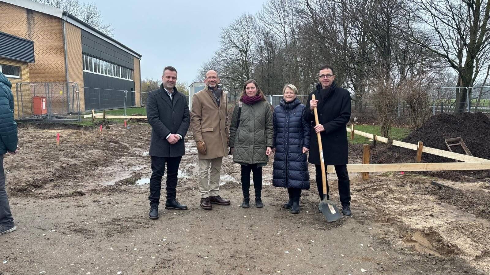  Simon Lisken (CDU), Christoph Müllmann (Schuldezernet), Eva-Lisa Bleul (Amt für Gebäudewirtschaft), Heike Vellar (Grundschule am Niersenberg) und Bürgermeister Prof. Dr. Christoph Landscheidt beim symbolischen Spatenstich 