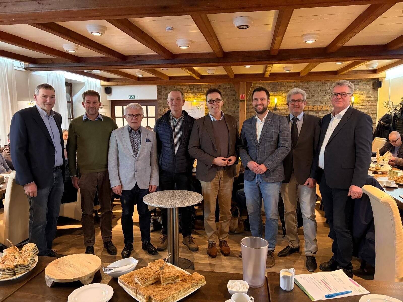 Bei der Winterversammlung der Kreisbauernschaft Wesel e.V. (v.l.): Johannes Leuchtenberg, Kreisbauernvorsitzender, Henning Barten, Ortsbauernschaft Budberg, Ulrich Leikefeld, Stv. Bürgermeister Stadt Neukirchen-Vluyn, Georg Brambosch, Ortsbauernschaft Kamp-Lintfort, Prof. Dr. Christoph Landscheidt, Bürgermeister Stadt Kamp-Lintfort, Philipp Richter, Bürgermeister Stadt Rheinberg, Diethelm Keesen, Ortsbauernschaft Neukirchen-Vluyn, und Heiner Brings, Ortsbauernschaft Borth-Wallach-Ossenberg