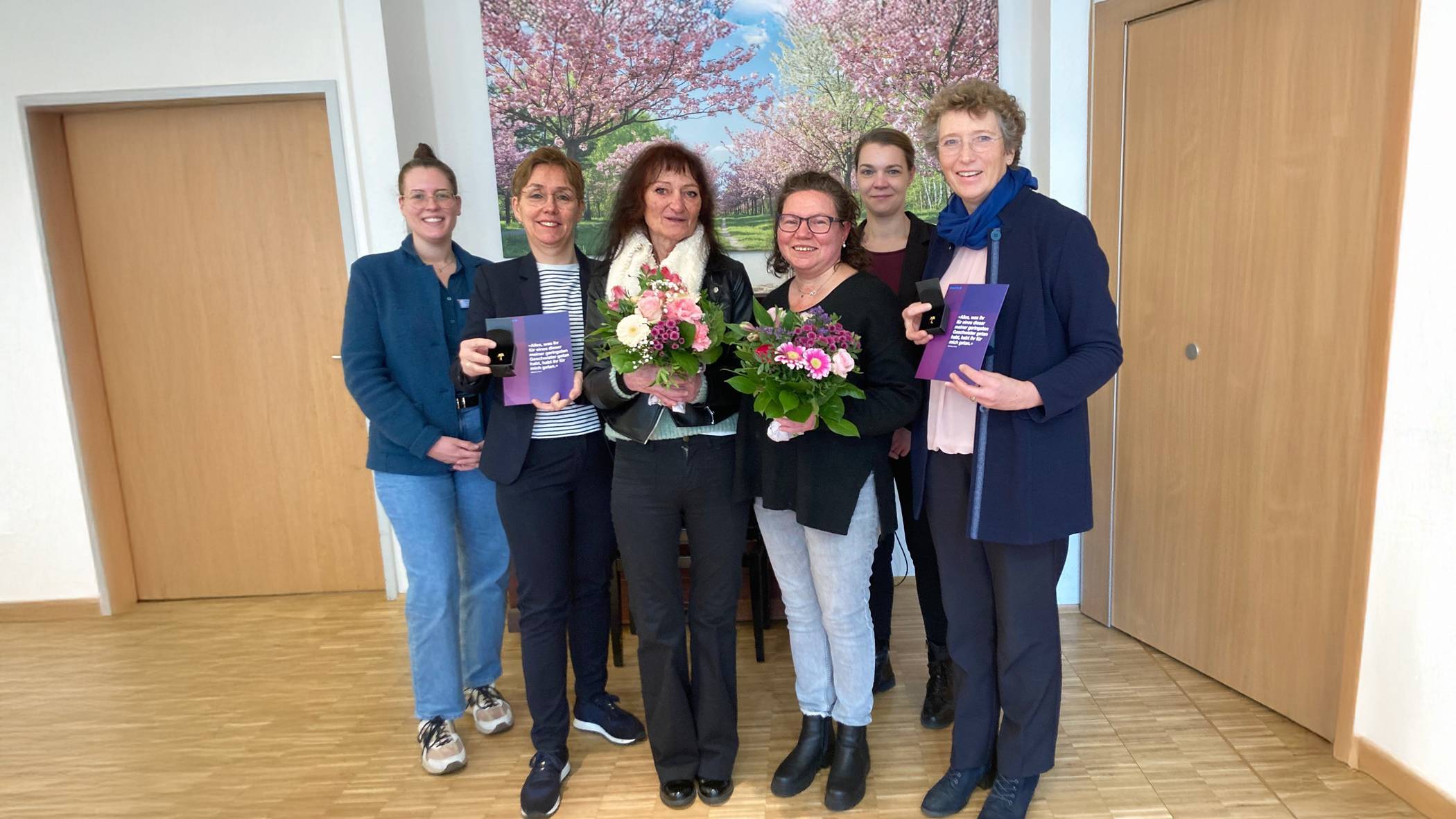 Feierstunde mit (v.l.): Nicole Eimanns, Angela Prietz, Marlene Henseler, Christiane Schneider, Kathrin Syguda, Annegret Puttkammer 