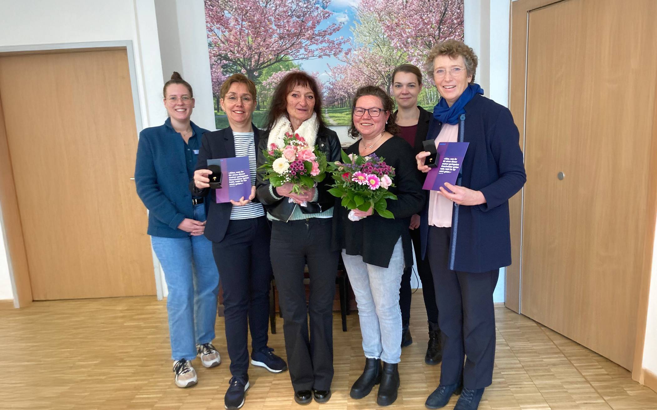 Feierstunde mit (v.l.): Nicole Eimanns, Angela