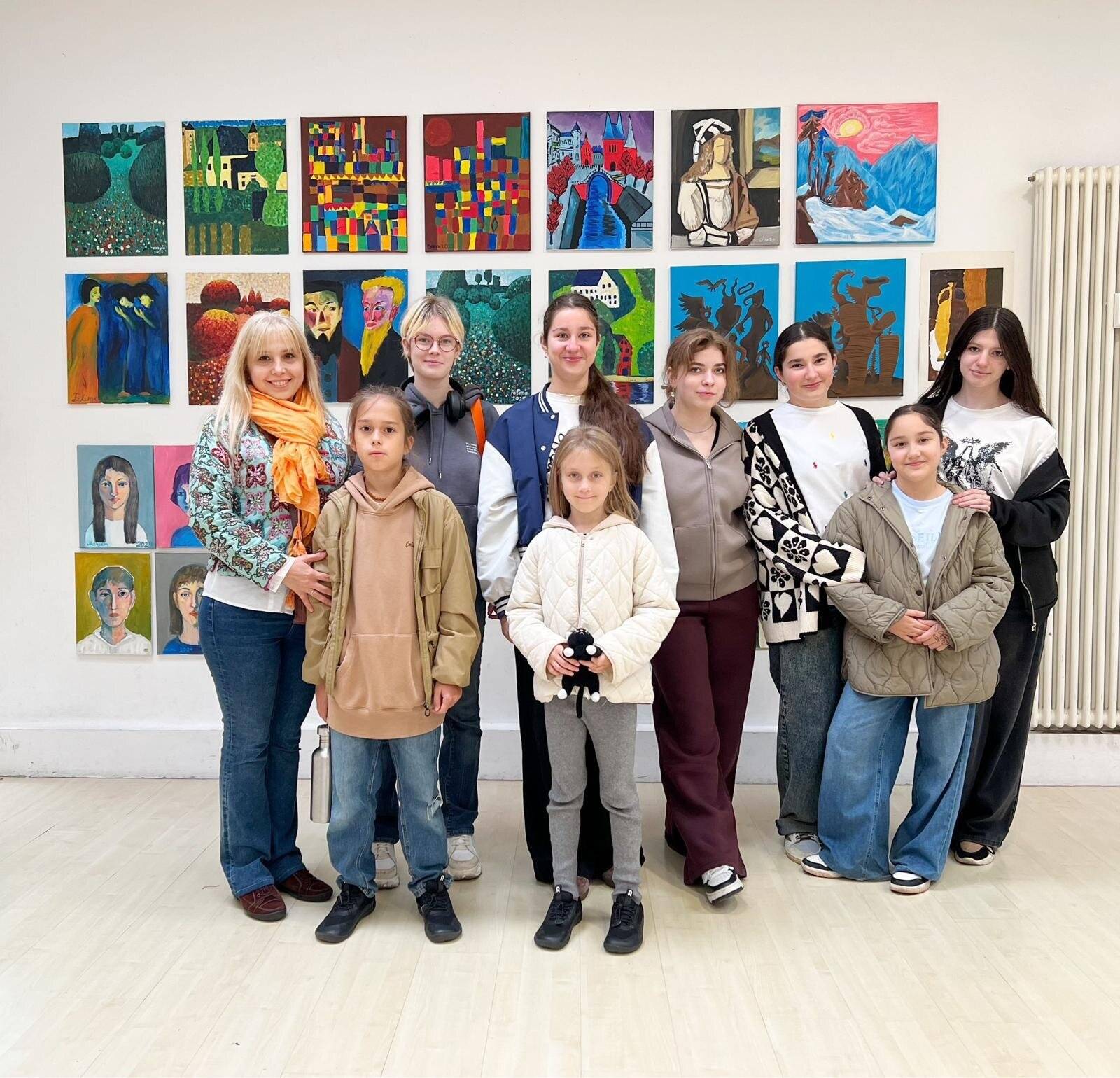  Elena Kambina (links) und die Kinder und Jugendlichen aus dem ArtLab präsentieren ihre Werke in Vitrinen am Tellmannplatz. 