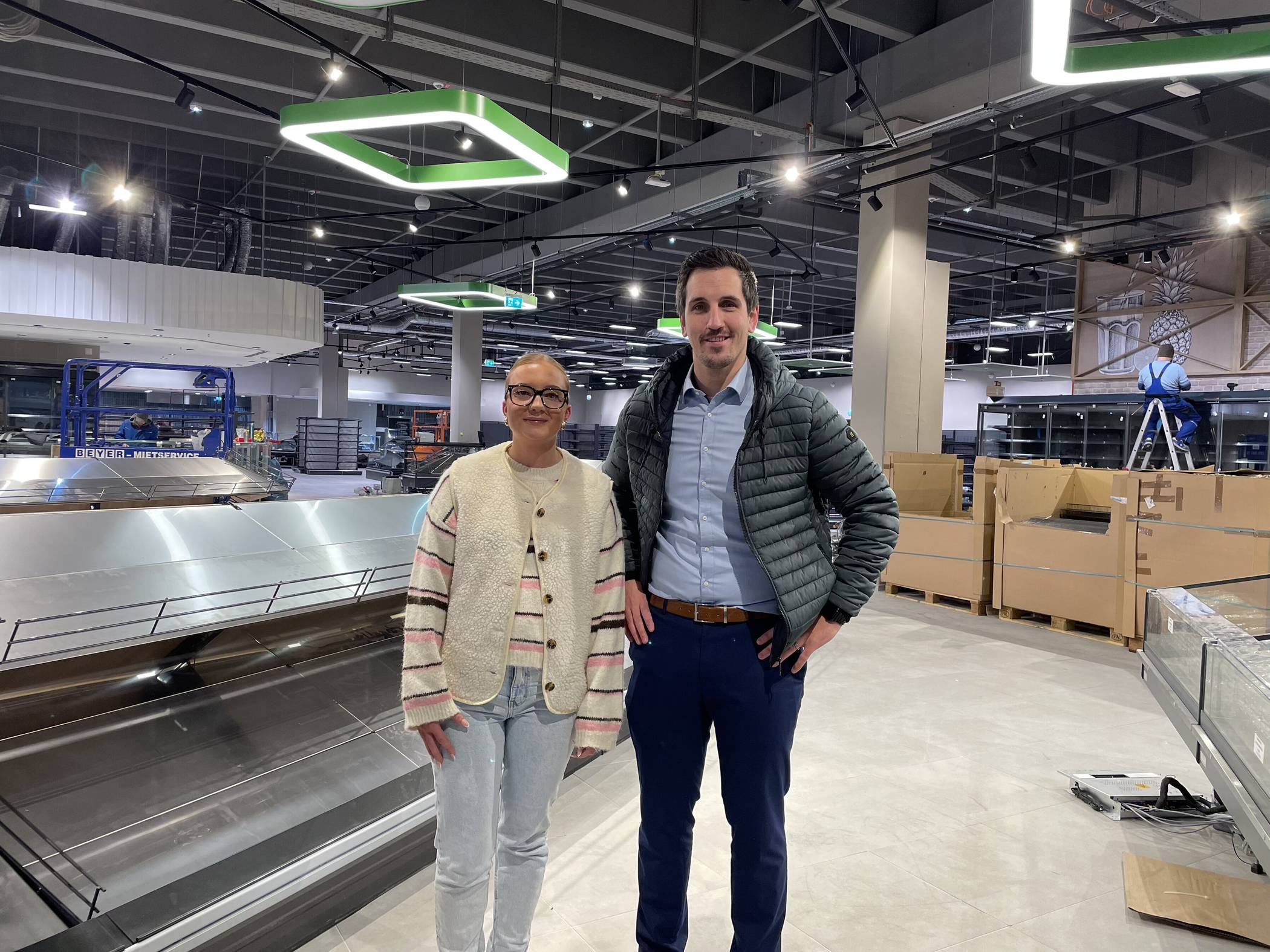 Freuen sich auf die Eröffnung: Antonia Heyer, stellvertretende Marktleiterin, und Christopher Opwis, Brüggemeier Management. 