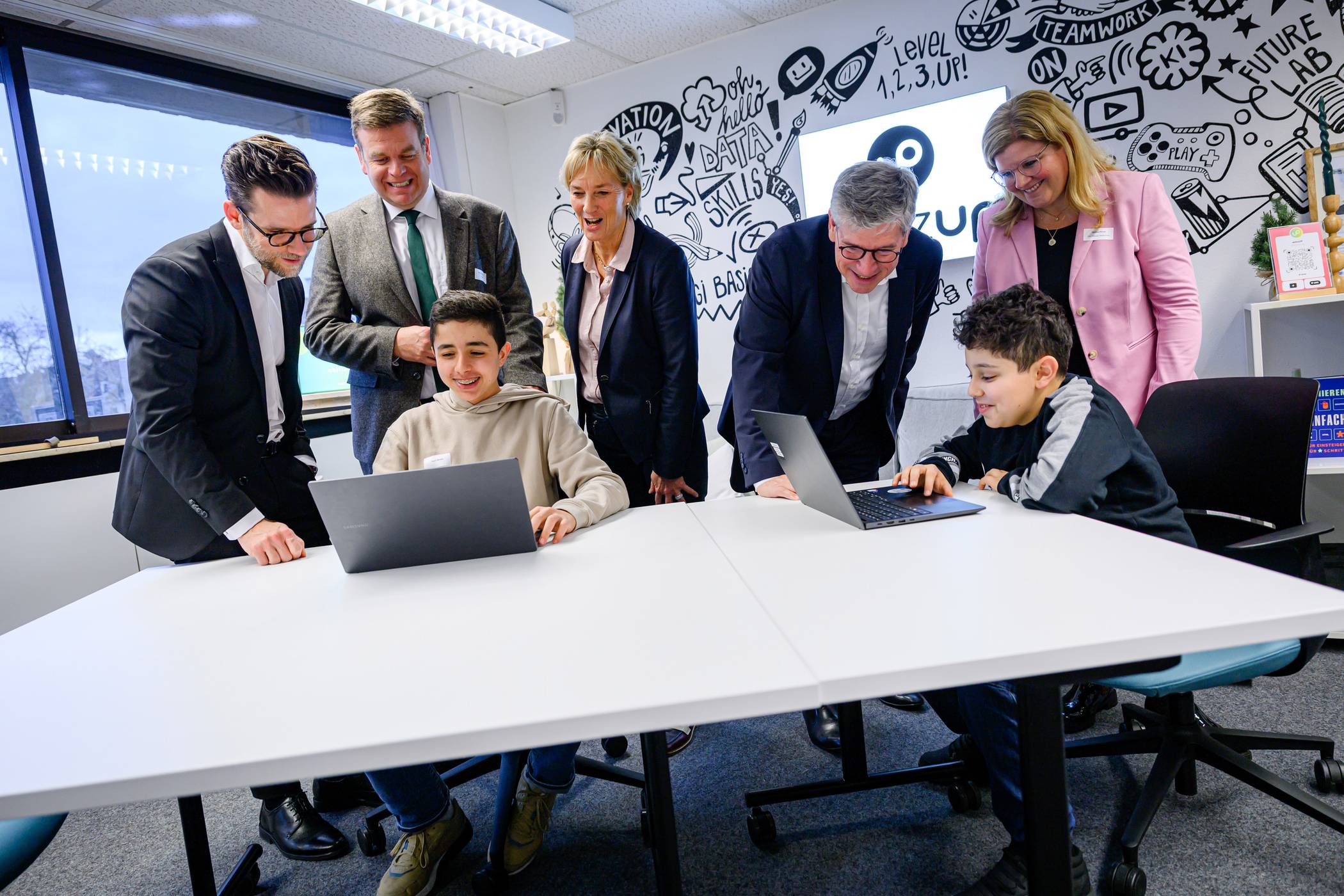 Matthias Heidmeier, Staatssekretär im Ministerium für Arbeit, Gesundheit und Soziales des Landes Nordrhein-Westfalen (2.v.l. ), hier im Gespräch mit jungen skillzUP-Kursteilnehmern. Mit dabei Oberbürgermeister Felix Heinrichs, Elke Hohmann (Zukunftsagentur), Dr. Ulrich Schückhaus (WFMG) und Daniela Perner (IHK Mittlerer Niederrhein.   