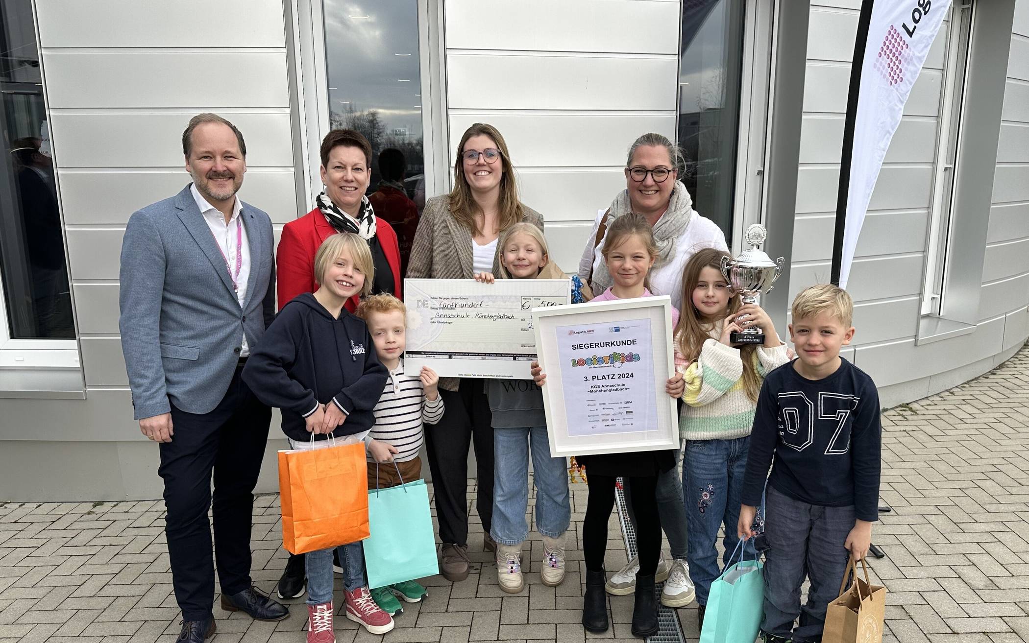 Freuen sich mit den Kindern über