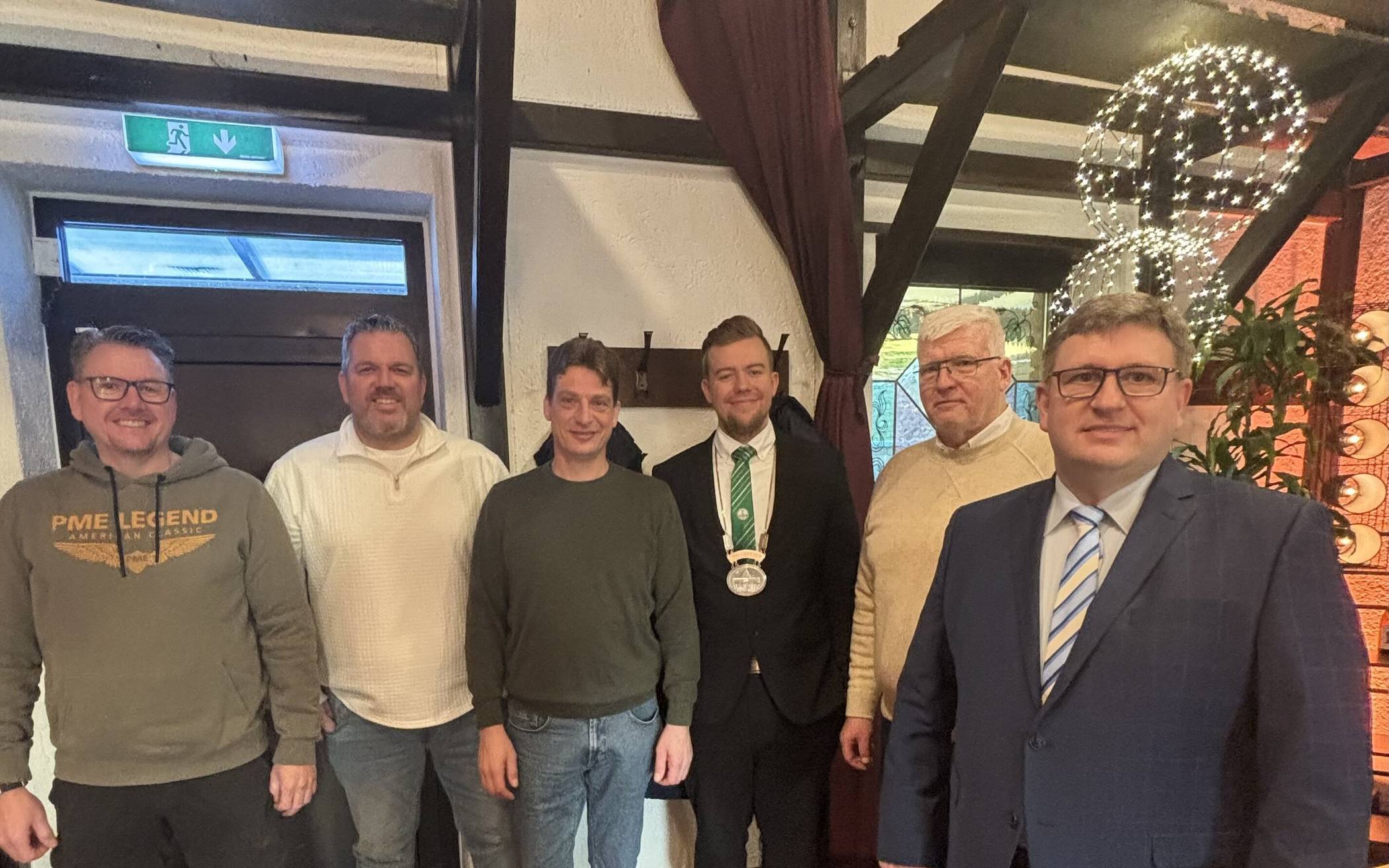  Bei der Versammlung der St. Johannes Bruderschaft Niederheide wurde Johannes Bäumges (rechts) als Präsident im Amt bestätigt. Foto: Privat  