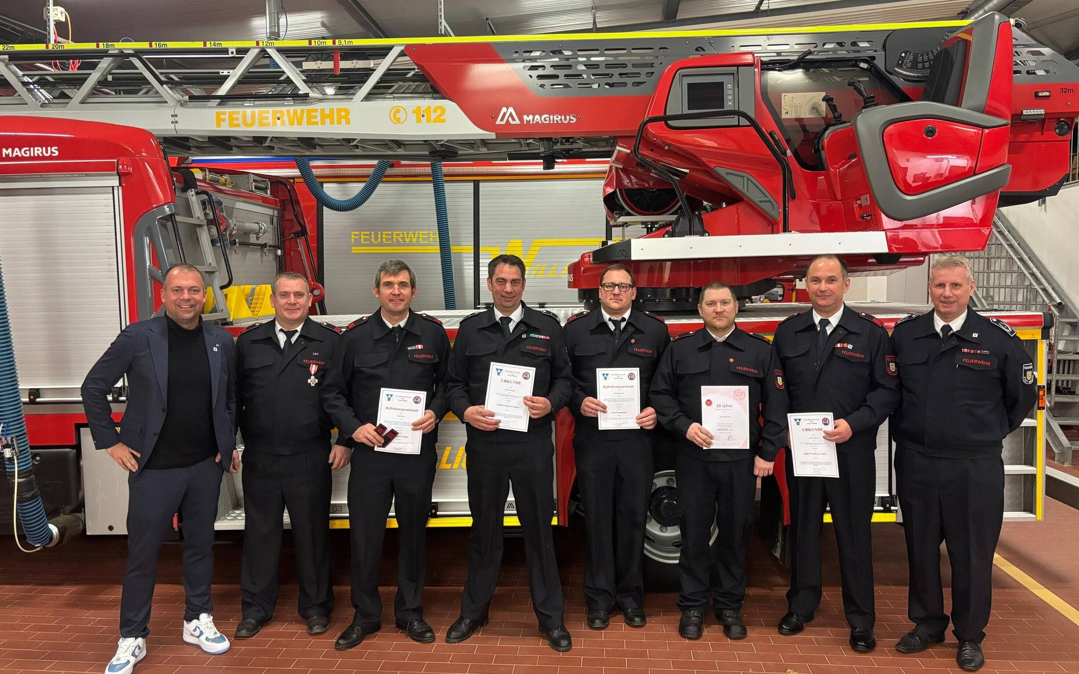 Jahreshauptversammlung  des Löschzug Clörath. Unser Foto zeigt von links Feuerwehr Willich Personen auf dem Foto v.l.n.r. Bürgermeister Christian Pakusch, Thomas Franssen, Ferdi Thees, Löschzugführer Michael Schmitz,  David Kuntsch, Max Frank, Andreas Brons, stellv. Leiter der Feuerwehr Bernd Kreuels. Foto: Feuerwehr Willich