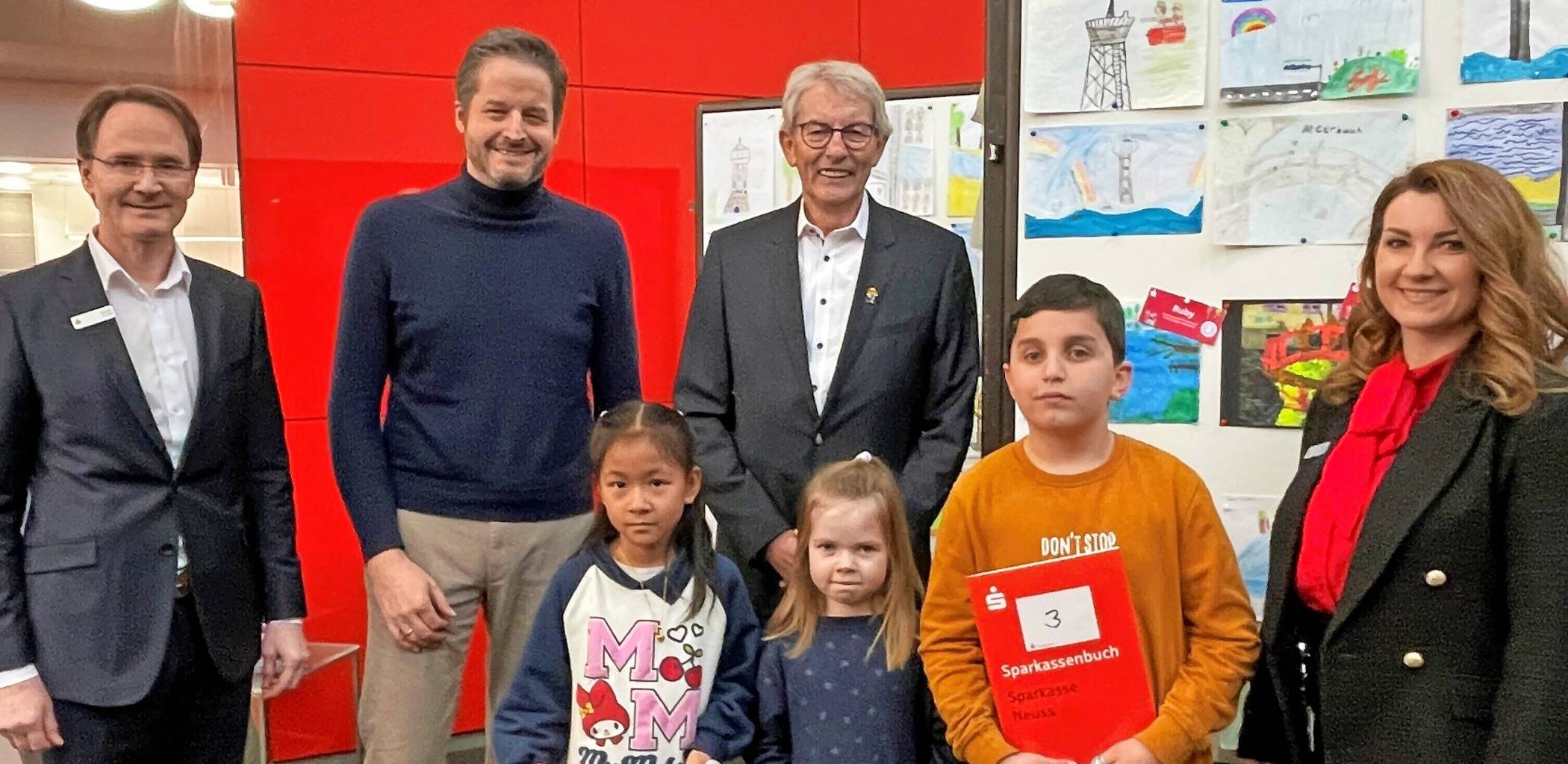  Die drei Sieger des Malwettbewerbs MingXin, Ruby und Sami (vorne, v.l.) mit Initiator Heinz Mölder (hinten, 2.v.r.) und der Jury um Rainer Grübel, Christian Bommers und Justina Renkel (hinten v.l.). 