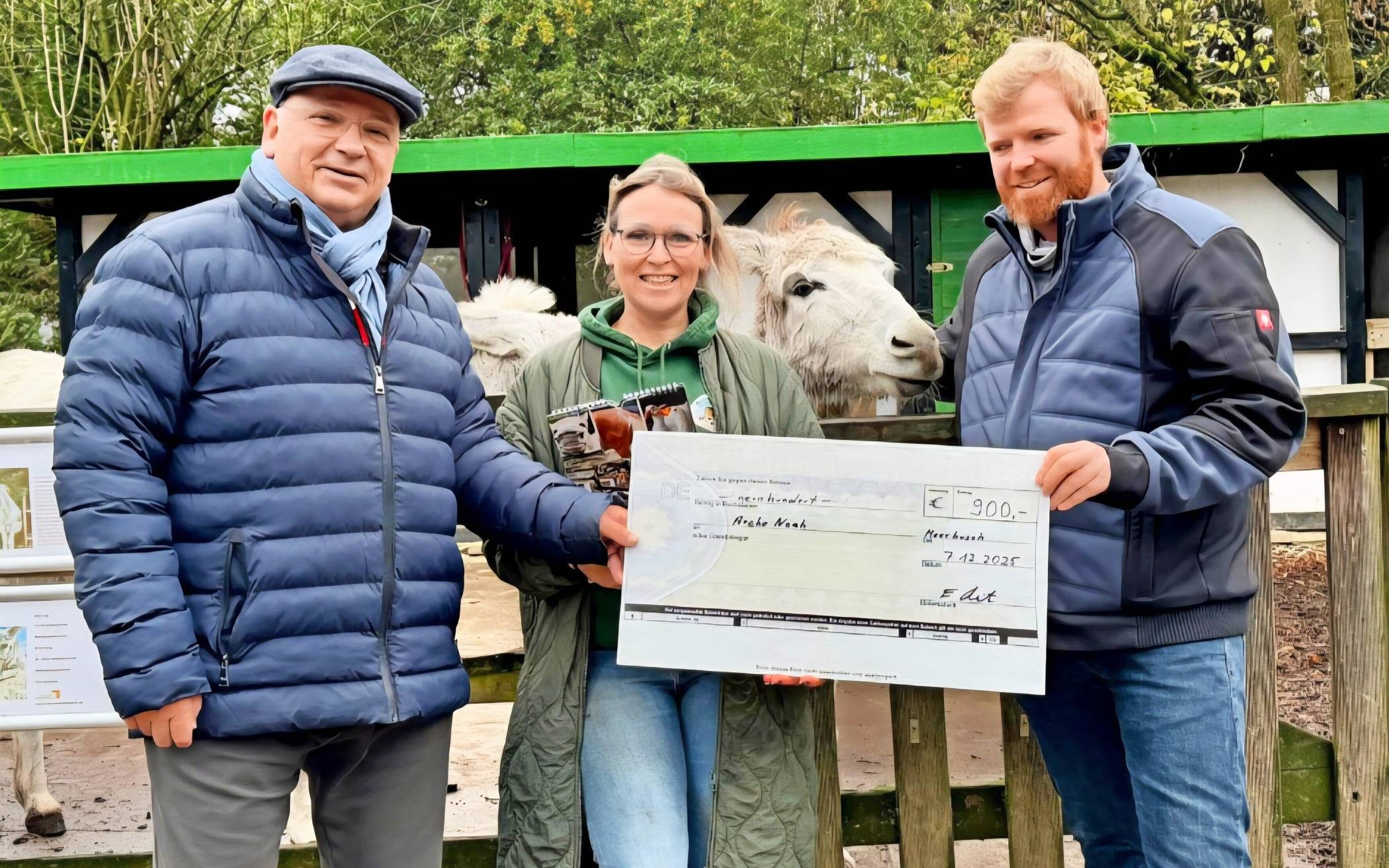  Martin Feistauer, 1. Vorsitzender, und Eberhard Reitz, 2. Vorsitzender der Siedlergemeinschaft der Haus- und Gartenfreunde Büderich, übergeben den Spendenscheck an Michaela Danker von der Arche Noah. 