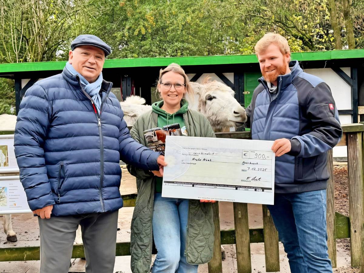 Zwei Schecks überreicht