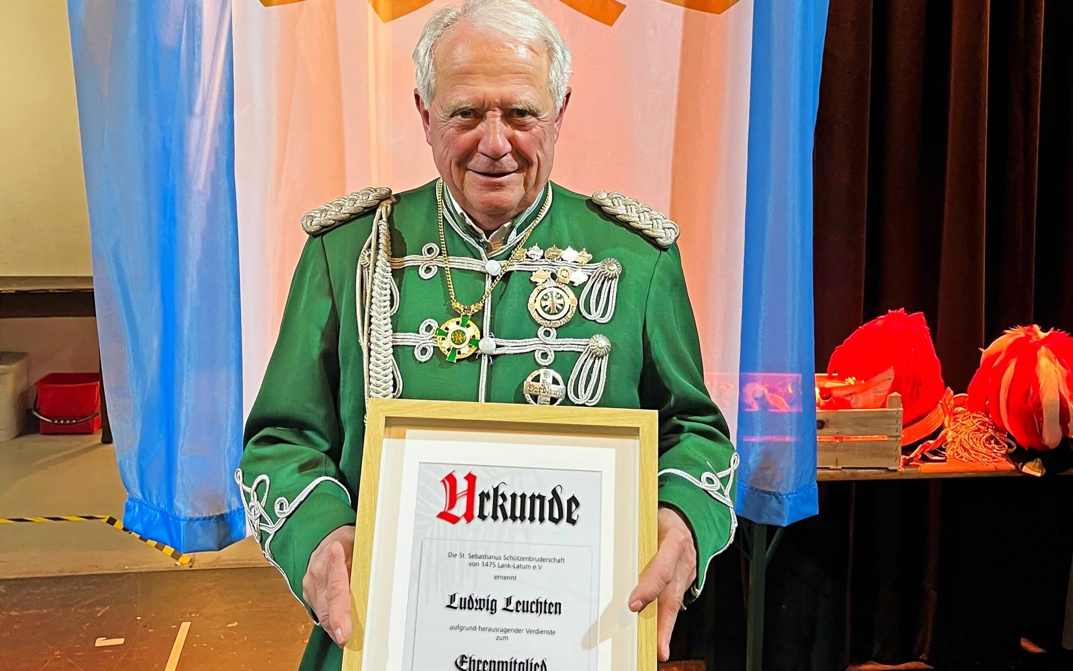 Nach 24 Jahren Tätigkeit als Schatzmeister verabschiedete sich Ludwig Leuchten in den Ruhestand – und wurde sogleich zum Ehrenmitglied der St. Sebastianus-Schützenbruderschaft ernannt. 