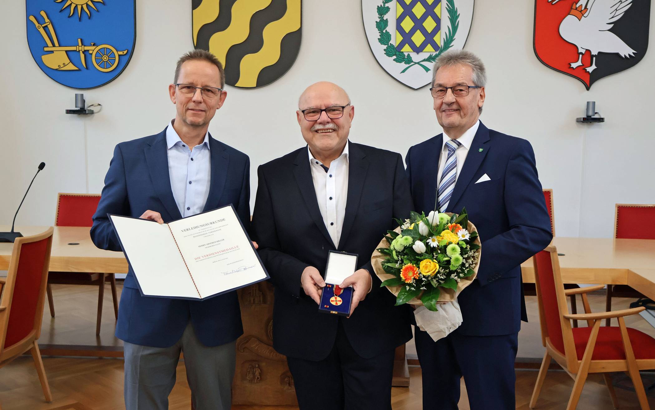 Der stellvertretende Landrat Günter Helbig (r.)