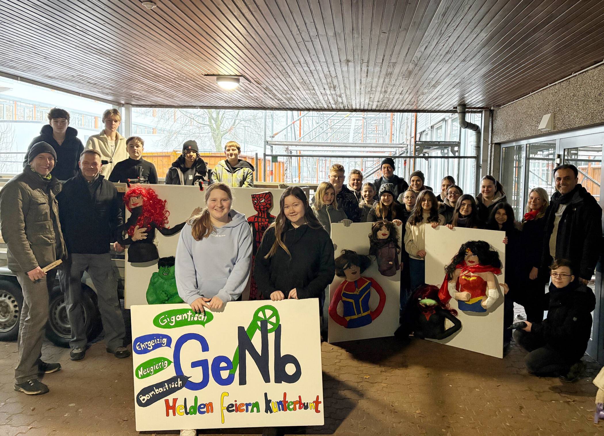  Besuch bei den Wagenbauern der Gesamtschule Niederberg. Ganz rechts: Schulleiter Dr. Kuzu Mutlu und Katrin Steffans von der Sparkasse. Ganz links: Dirk Halfmann, Präsident der KG Blau-Weiße Funken. In der Mitte (hinten): Kunstlehrerin Svenja Lepping-Heiliger. 