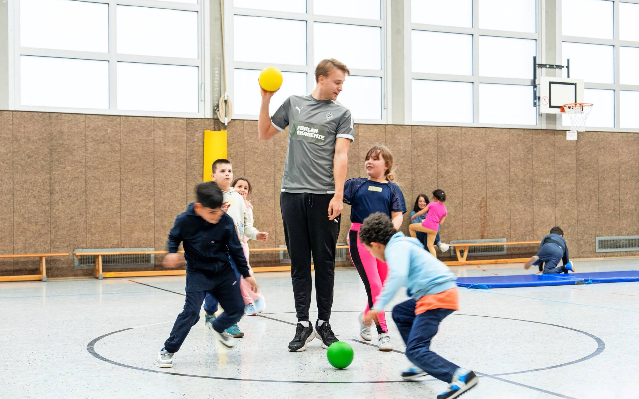 Coach Paul Fröhling mit Kindern aus