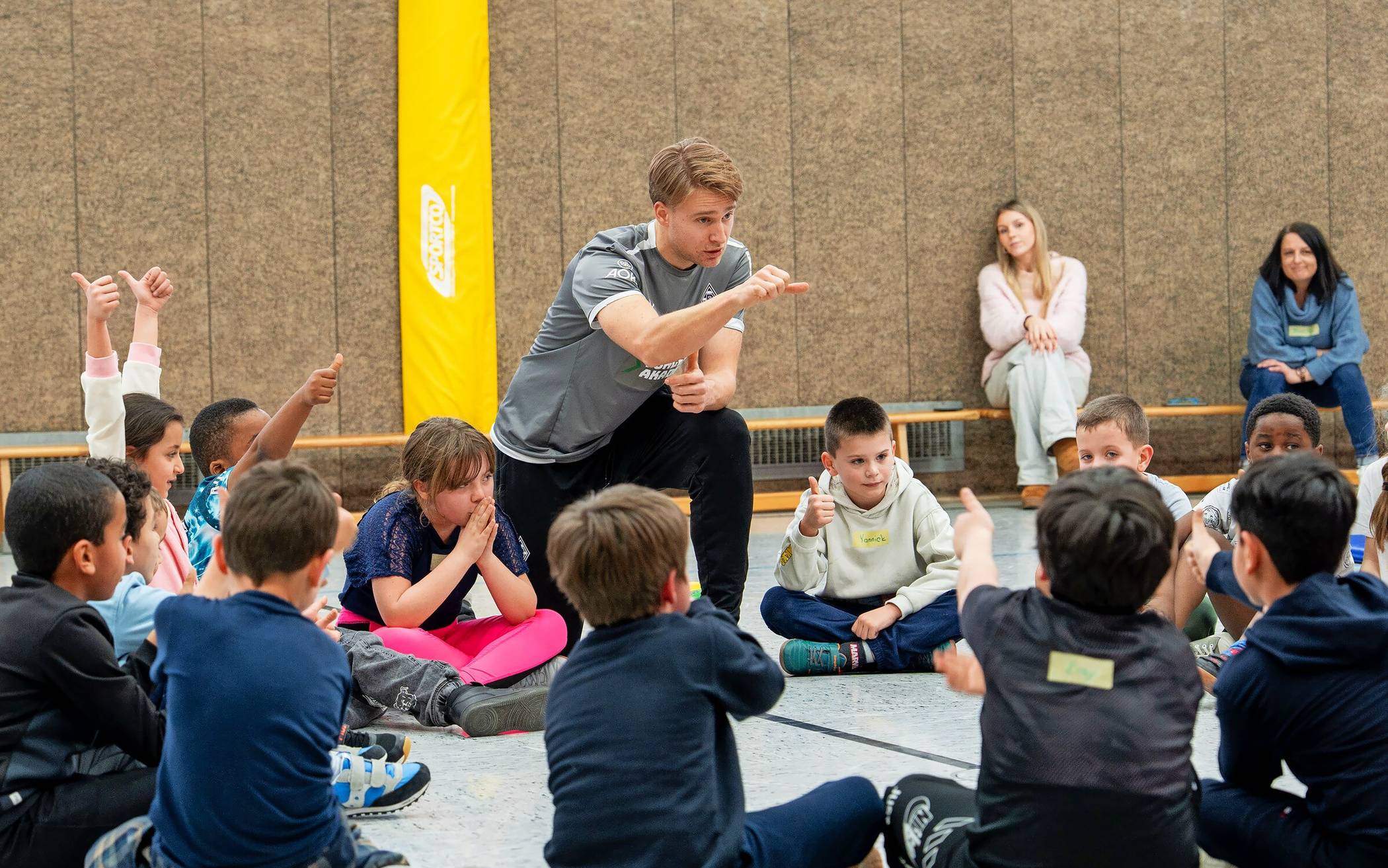Die Kinder sind mit vollem Eifer bei der Sache.