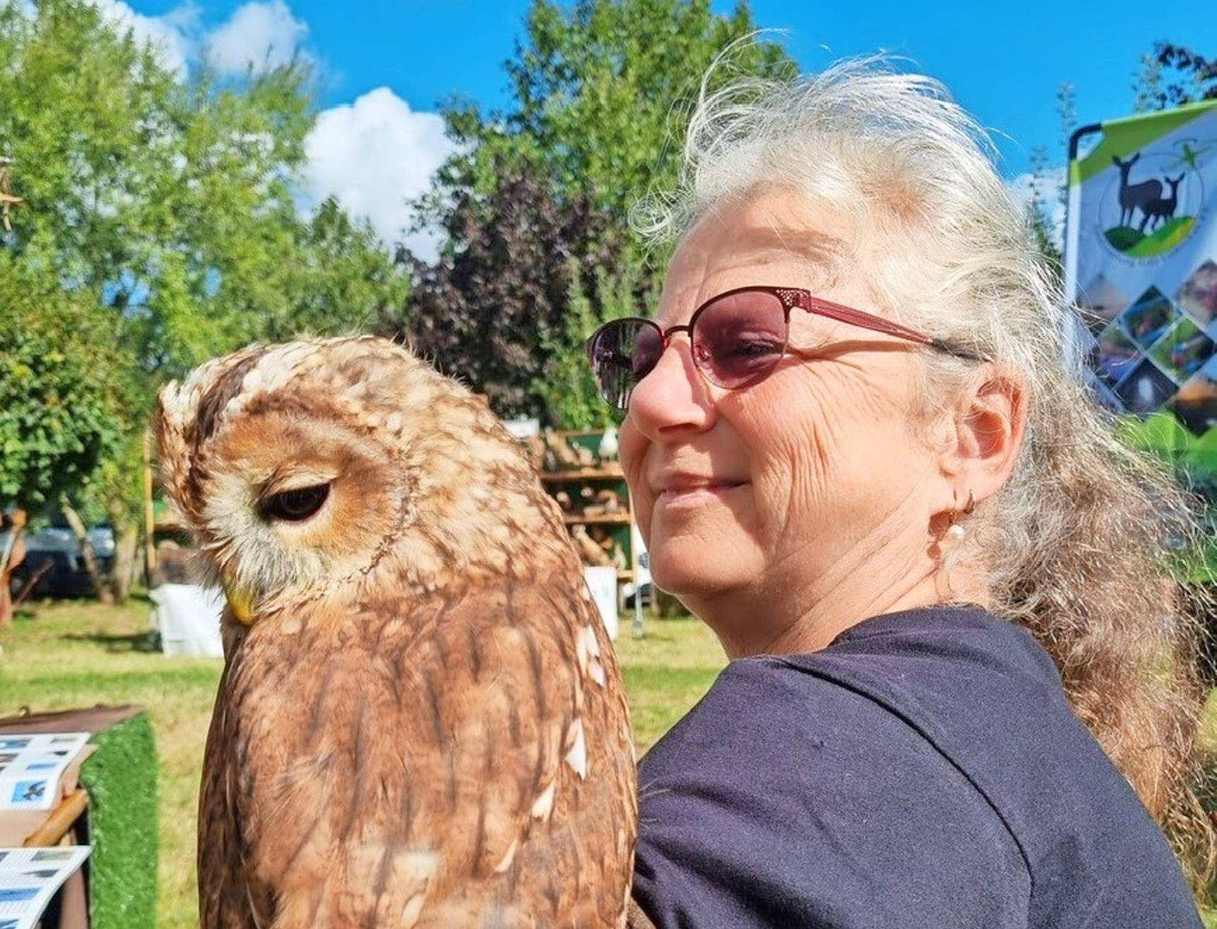 Daniela Boden-Bitzer mit Waldkauz Rusty, der