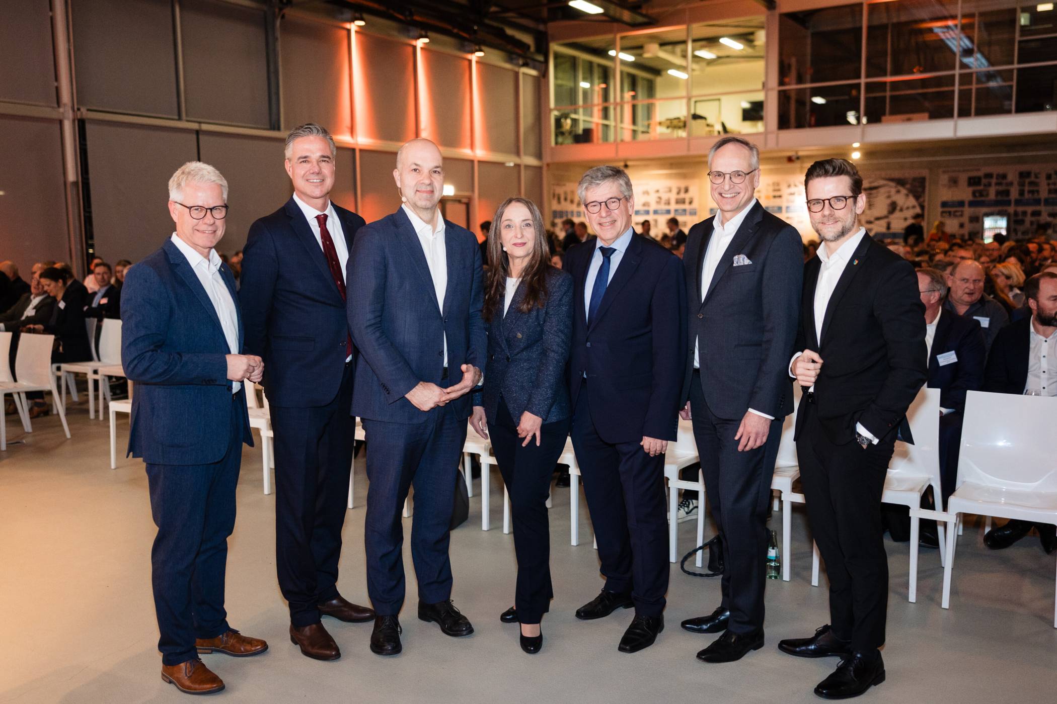  Vor dem Start der 33. Mönchengladbacher Wirtschaftsgespräche (v.l.): IHK-Hauptgeschäftsführer Jürgen Steinmetz, IHK-Präsident Elmar te Neues, DIW-Präsident Professor Marcel Fratzscher, RP-Regionalredakteurin Denisa Richters, WFMG-Geschäftsführer Dr. Ulrich Schückhaus, Stadtsparkassen-Vorstandsvorsitzender Antonius Bergmann und Oberbürgermeister Felix Heinrichs. 