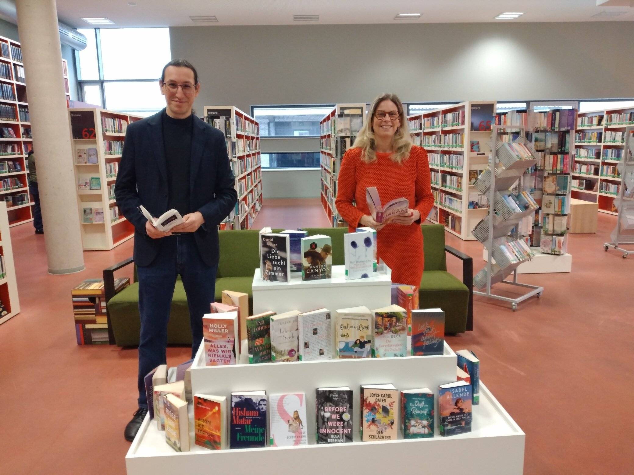 Reiche Bestände: Mediotheksleiter Simon Hoffmann und seine neue Stellvertreterin Kristine Günther blicken auf ein Jahr mit Besucherekord zurück. Dazu beigetragen haben neben dem  aktuellen Buchbestand auch die Sitz- und Aufenthaltsmöglichkeiten im Haus. Foto: Müller