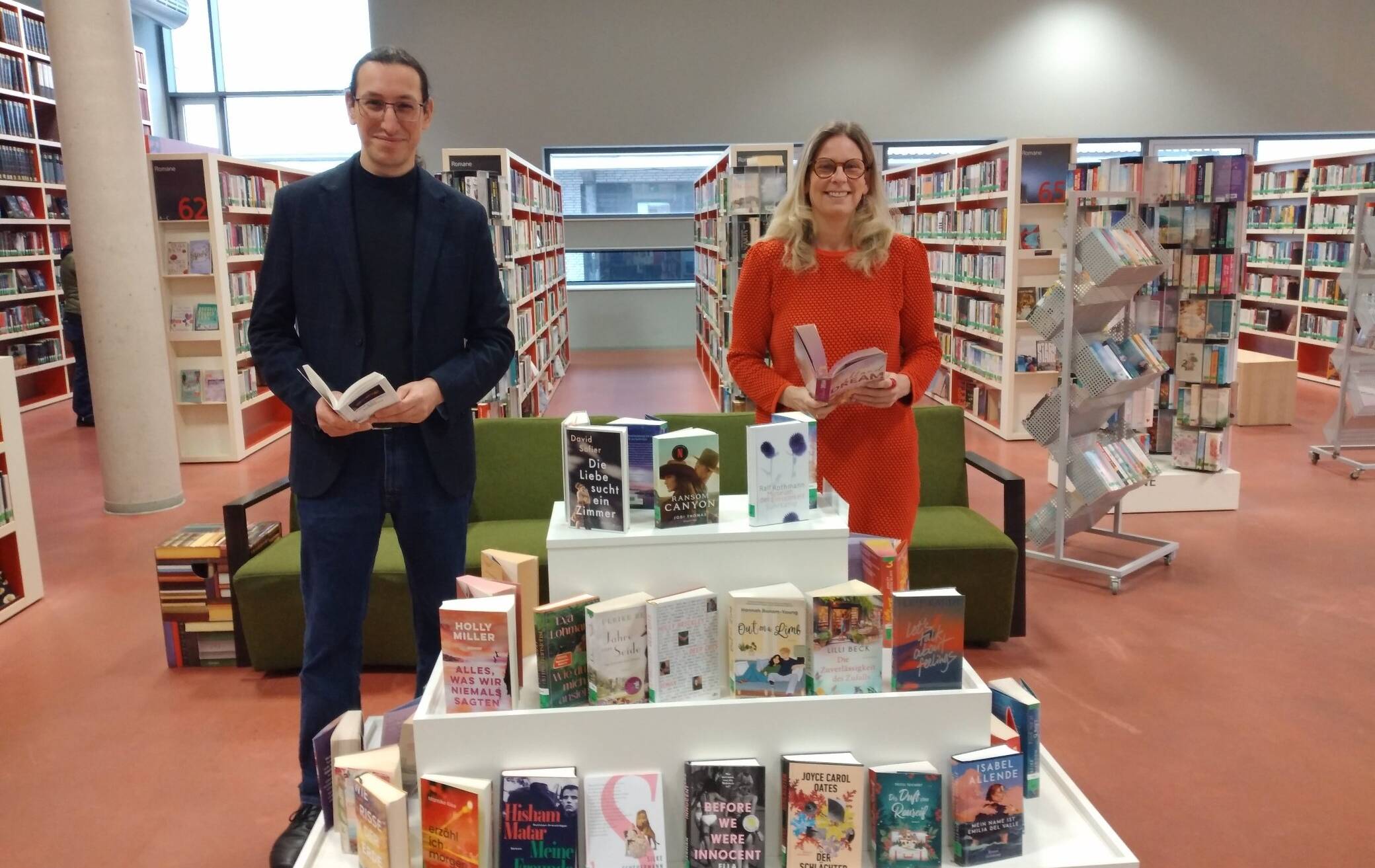 Reiche Bestände: Mediotheksleiter Simon Hoffmann und