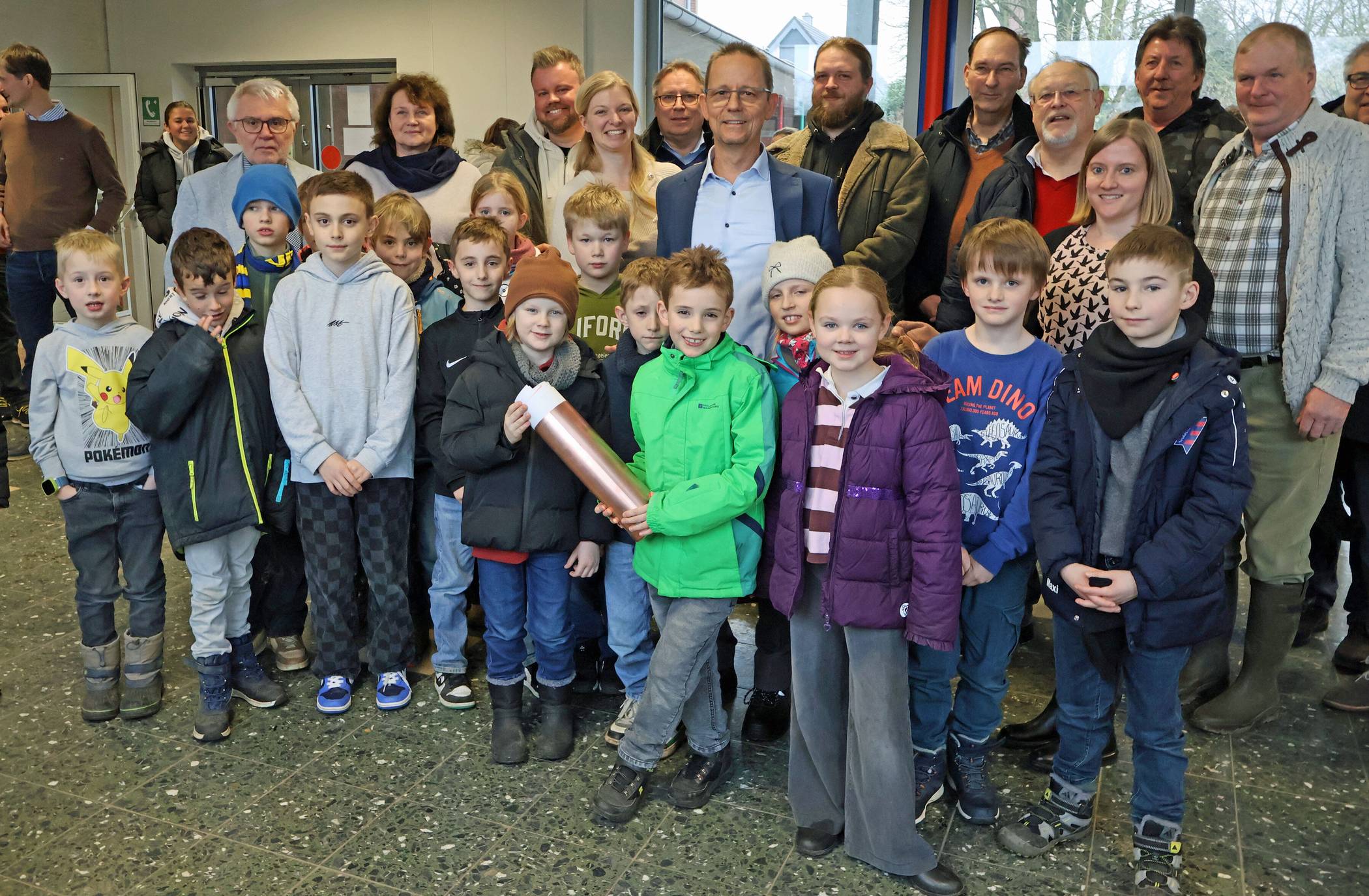Großer Andrang in der Antoniusschule: Die Schülerinnen und Schüler hatten Inhalte für die Zeitkapsel vorbereitet und sie mit dem Bürgermeister Dirk Schauenberg verpackt. Vertreterinnen und Vertreter aus Schule, Politik und Verwaltung sahen zu.