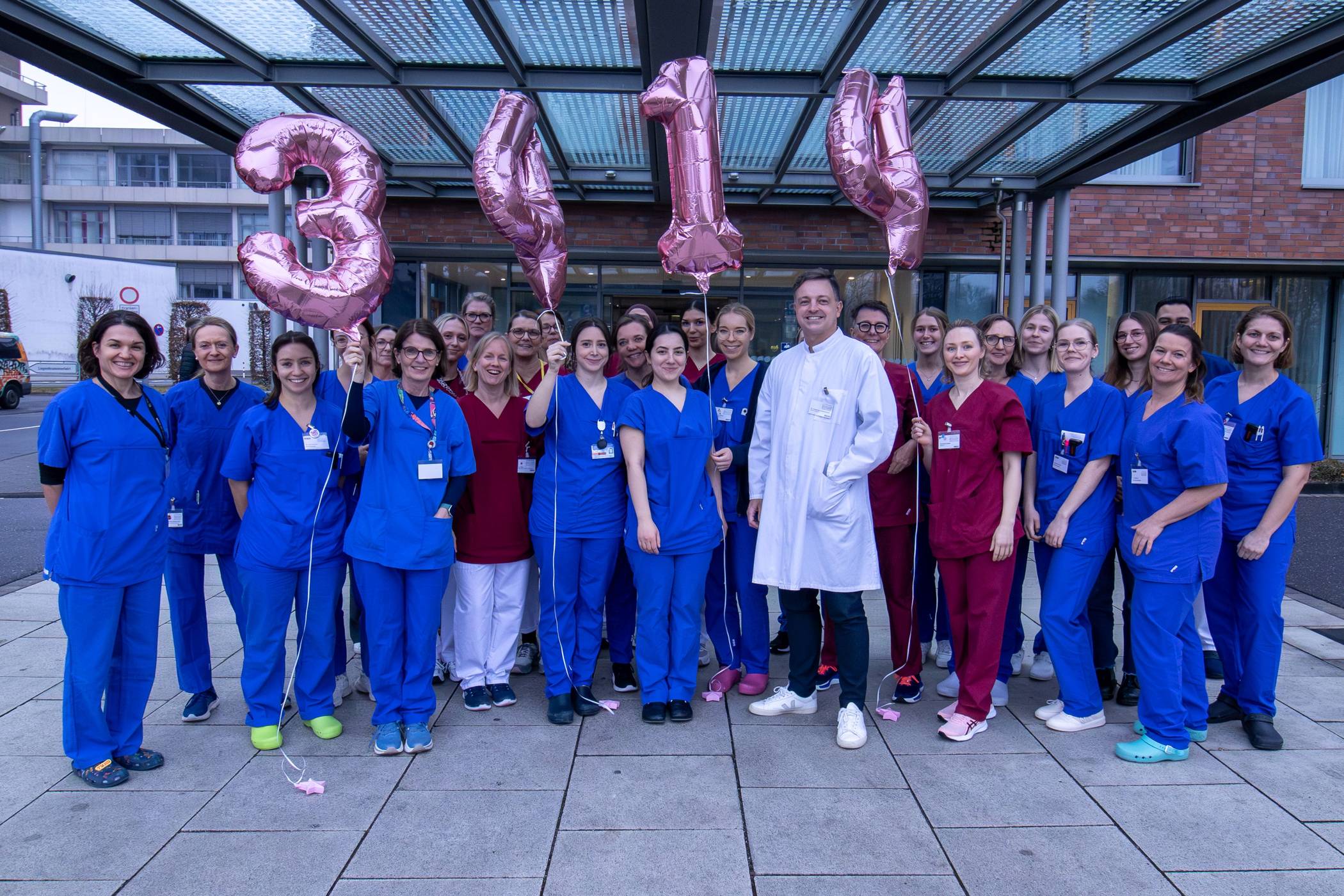 Das Team rund um die Geburtshilfe und die Neonatologie des „Eli“ mit Dr. René Bogesits-Aufschneider und einer der leitenden Hebammen, Claudia Moll. 
