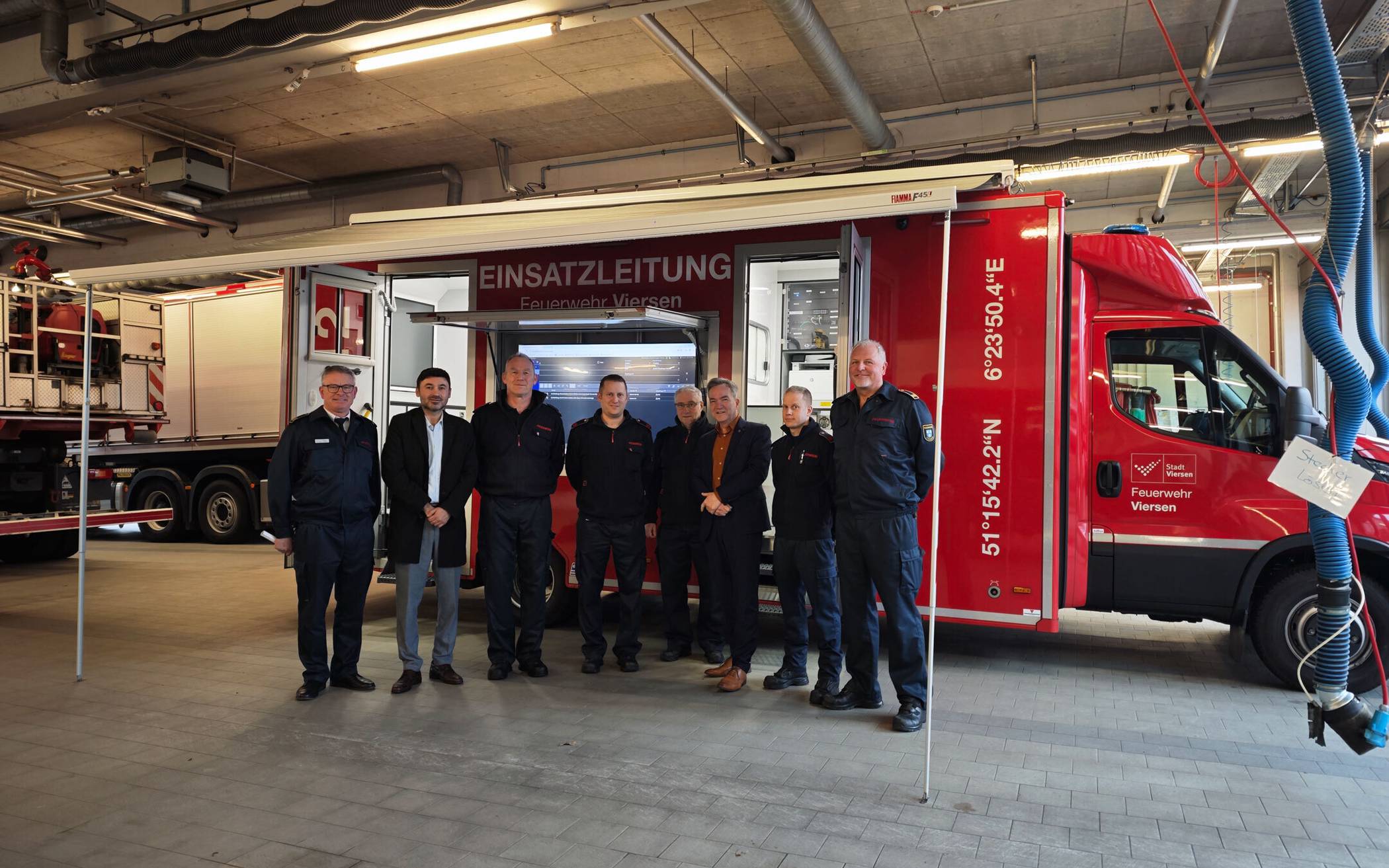 Viersens Feuerwehr-Chef Frank Kersbaum (l.) mit