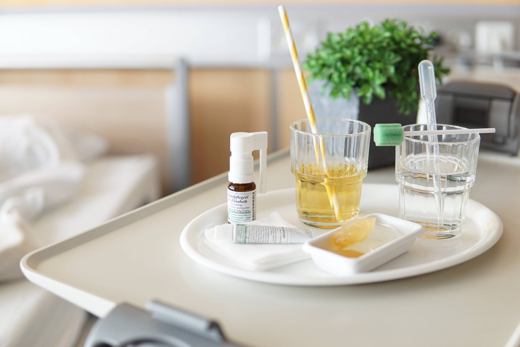  Zu den wichtigsten Dingen, die wir für Menschen in ihrer letzten Lebensphase tun können, gehört die Mundpflege. Sie ermöglicht Formen des Genusses, stillt ein mögliches Durstgefühl, erleichtert die Atmung, kann aber auch Schmerzen und Entzündungen verhindern. Foto: Nettetaler Krankenhaus 