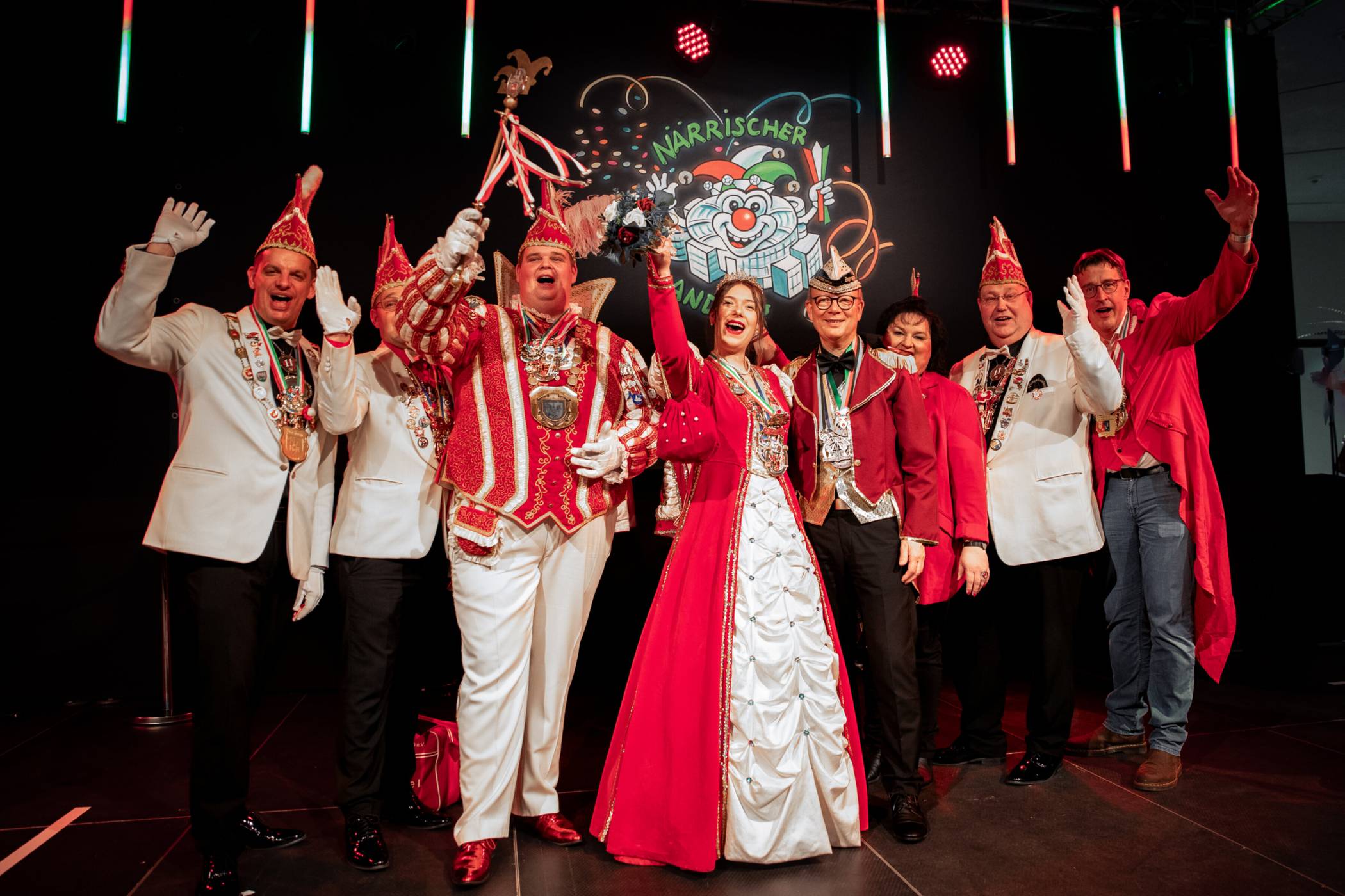  Der Kamp-Lintforter Karnevalsverein bei der Verleihung des Ordens des Landtags: in der Mitte Prinzessin Sophie I. (Sophie Lenz) und Prinz Lukas I. (Lukas Stein) gemeinsam mit Landtagspräsident André Kuper und dem Kamp-Lintforter Abgeordneten René Schneider (rechts im Bild) 