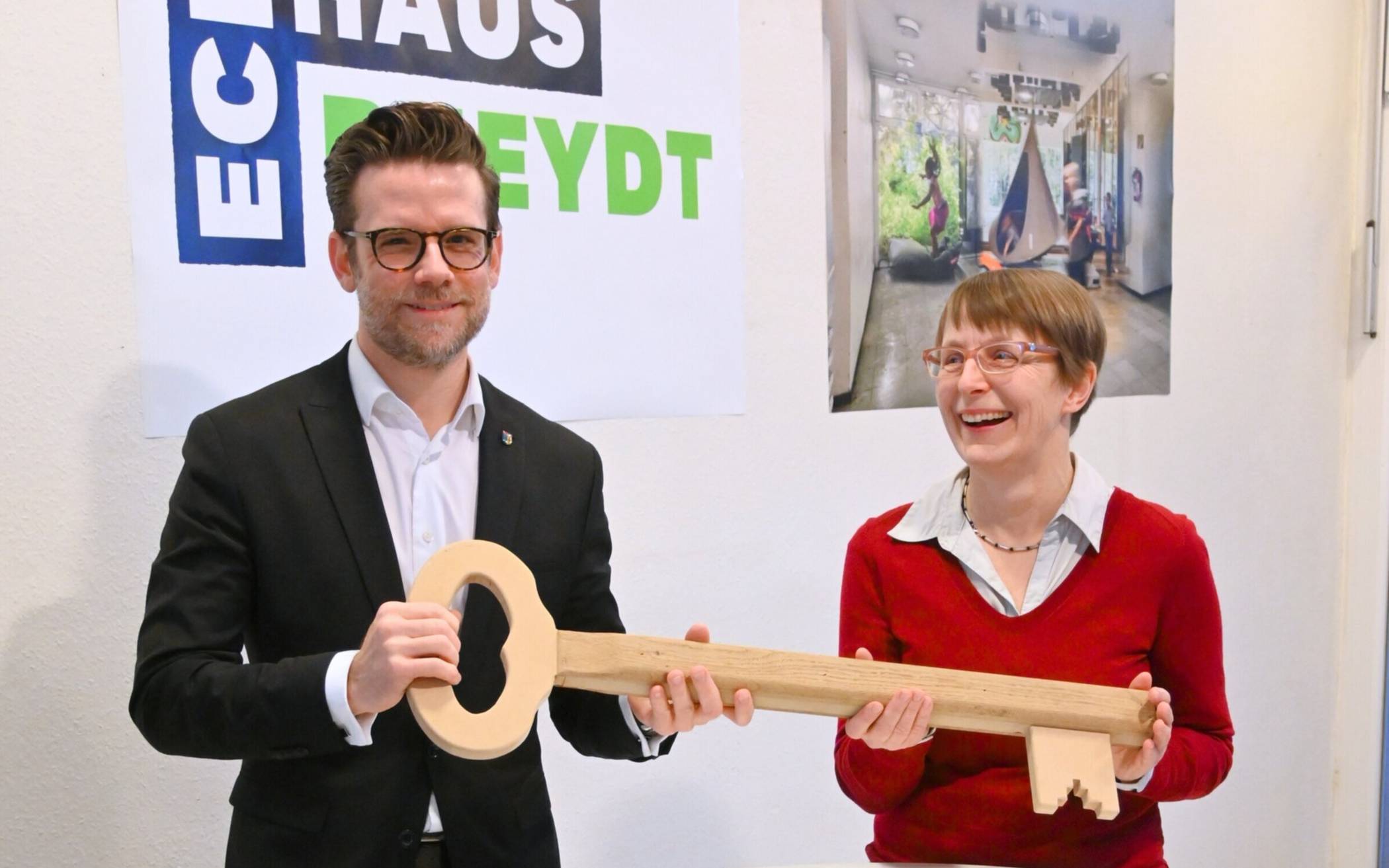   OBFelix Heinrichs übergab den symbolischen Schlüssel an Geschäftsführerin Viktoria Hoehl.     