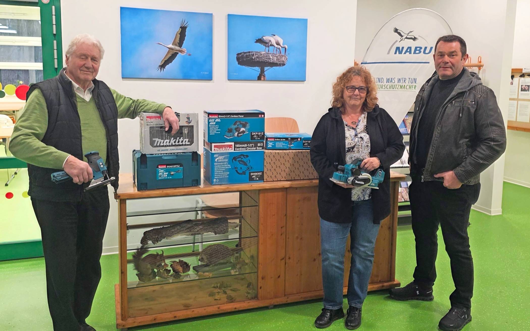  Jack Sandrock (NABU Willich) und Brigitte Jost, die für Kinderworkshops Bauen und Basteln in der ‚alten ELU‘ zuständig ist, konnten sich über die Spende von Werkzeugen im Wert von 1 500 Euro freuen, die ihnen von Landwirt Helmut Oellers (von links) übergeben wurden. 