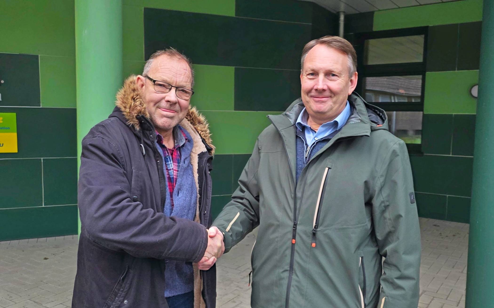  Handschlag als Dank für die Spende: Über 1500 Euro konnte sich Wilhelm Reiners vom Verein „Gutes beginnt im Kleinen“ von Landwirt Michael Heintges freuen. 