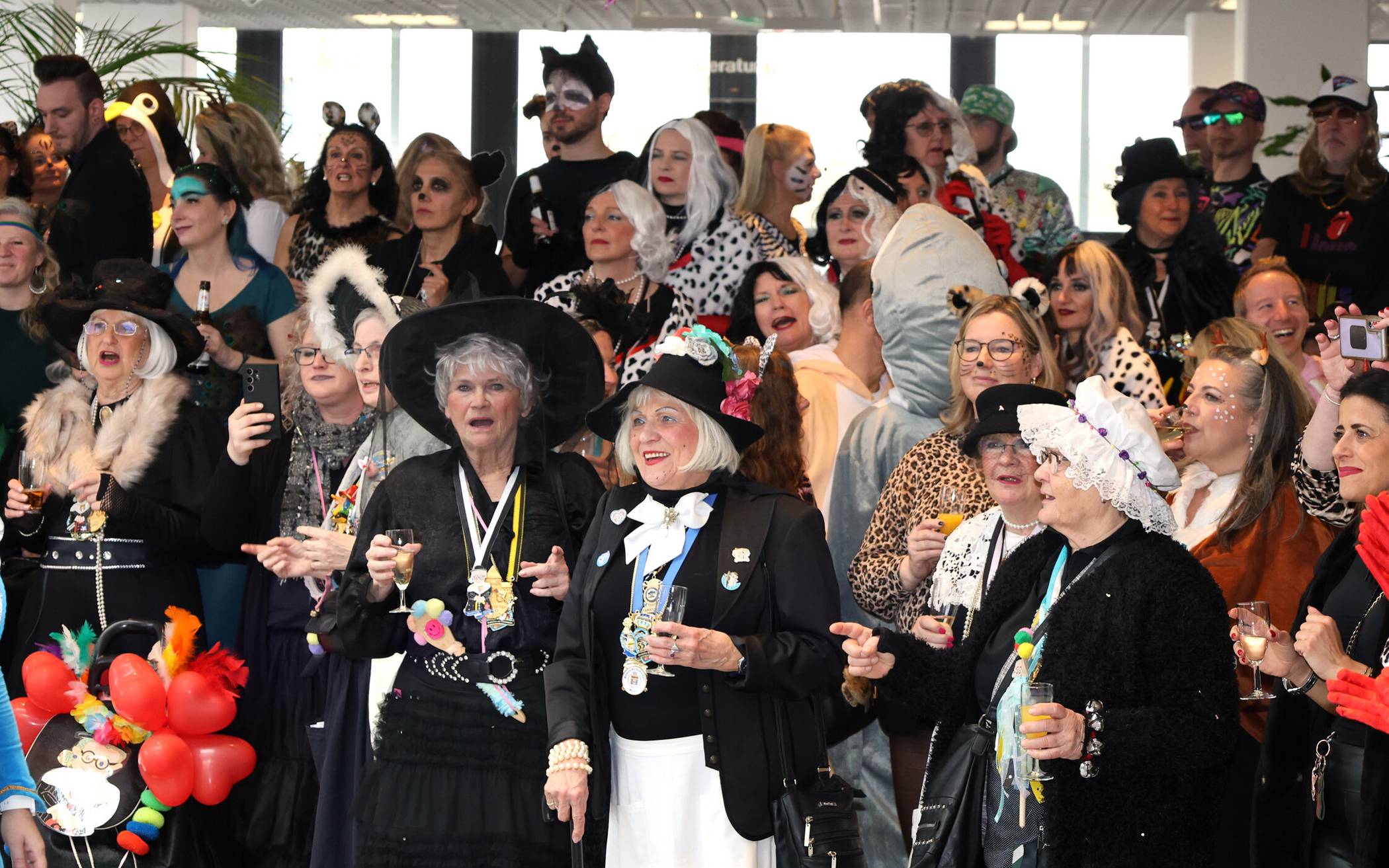  Am Altweiber-Donnerstag um 13 Uhr kommen die Möhnen samt Prinzenpaar, Hofstaat und Tanzgarde in die Hauptstelle der Sparkasse am Ostring, um mit Kunden und Mitarbeitern zu feiern. Auch in allen anderen Geschäftsstellen geht es karnevalistisch zu. Hier ein Bild vom Möhnen- und Prinzenempfang aus dem vorigen Jahr. 